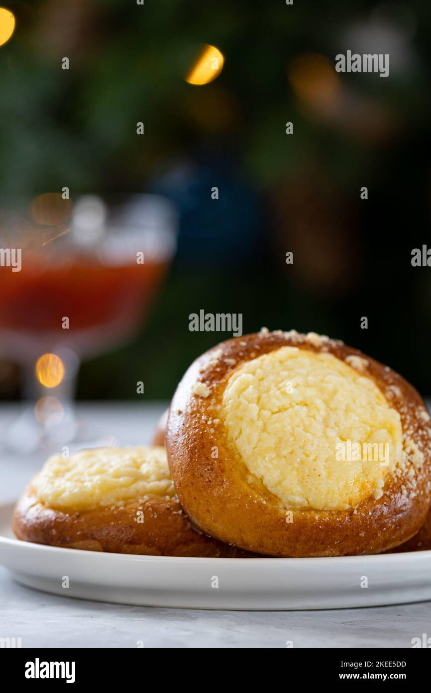 cheesecake avec streusel sur fond de béton, fête du thé du nouvel an avec tartes et confiture près de l'arbre de Noël Banque D'Images