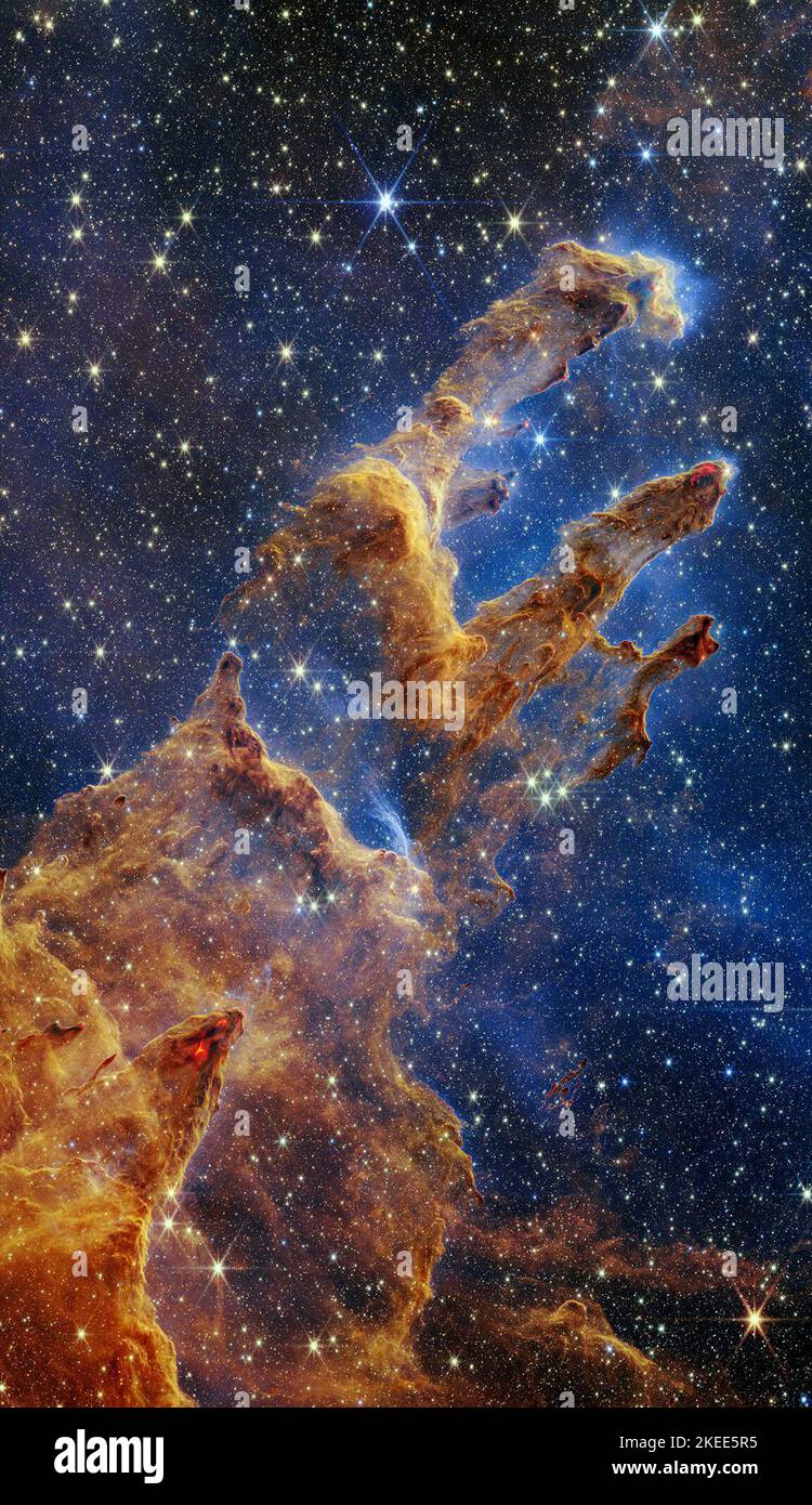 Espace. 19th octobre 2022. Les piliers de la création sont fixés dans un kaléidoscope de couleur dans les télescopes spatiaux James Webb de NASAS vue proche-infrarouge-lumière. Les piliers ressemblent à des arches et des flèches qui sortent d'un paysage désertique, mais sont remplis de gaz semi-transparent et de poussière, et ne cessent de changer. C'est une région où les jeunes étoiles forment ''“ ou ont à peine éclaté de leurs cocons poussiéreux alors qu'ils continuent à se former. Les étoiles nouvellement formées sont les acteurs de la scène dans cette image de caméra proche infrarouge (NIRCam). Ce sont les orbes rouge vif qui apparaissent parfois avec huit pointes de diffraction. Lorsque nœuds Banque D'Images