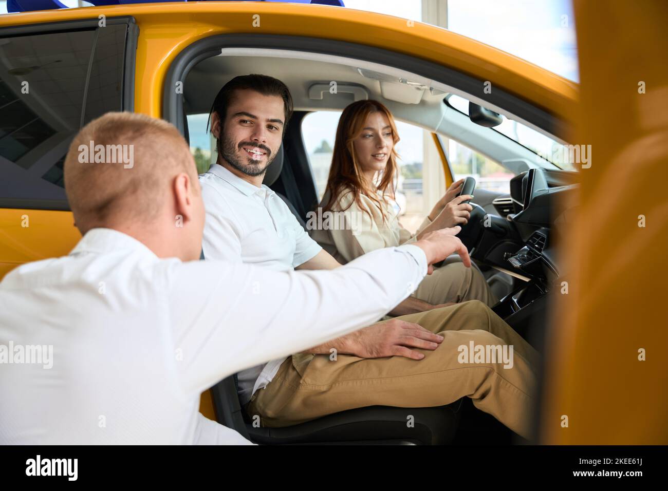 Le conseiller des ventes d'automobiles conseille les clients potentiels Banque D'Images