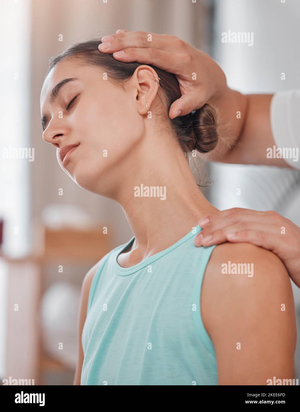 Douleurs au cou, physiothérapie et femme avec un physiothérapeute pour une consultation, un massage et une aide médicale. Bien-être, santé et fille à la Banque D'Images