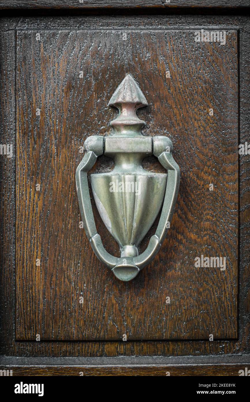 balançoire décorative à frapper sur les portes, utilisée comme les cloches modernes Banque D'Images