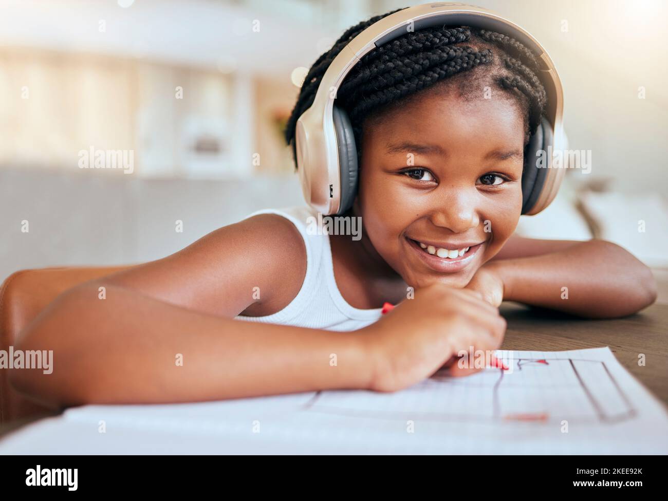 Éducation en ligne, écouteurs et fille africaine dans l'écriture de portrait, le dessin et l'apprentissage à la maison en classe virtuelle heureux avec son audio de langue Banque D'Images