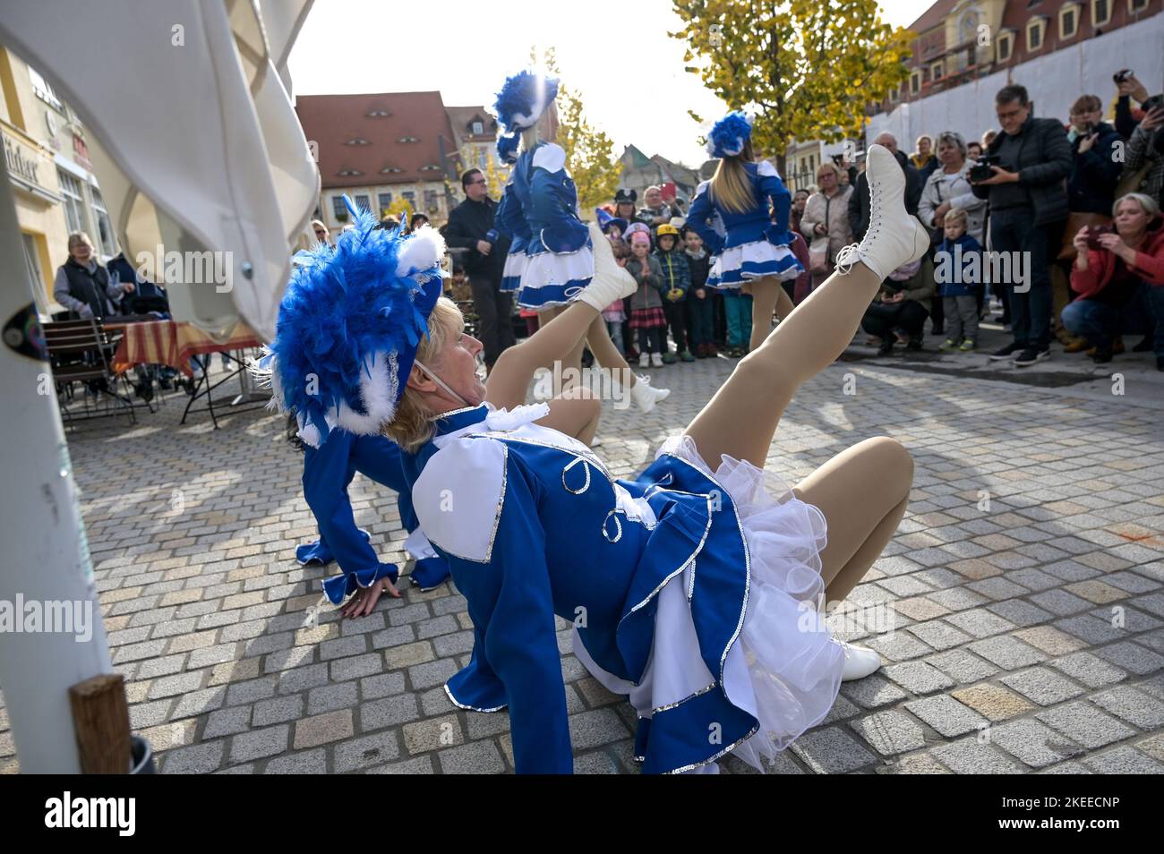 10 novembre 2022, Saxe-Anhalt, Weißenfels : les danseurs de garde dansent sur 11,11 sur la place du marché. Le 1st Weißenfels Carnival Club a ouvert sa session de 69th sous la devise « nous nous mettons au gaz et nous nous amusons ». Photo: Heiko Rebsch/dpa Banque D'Images