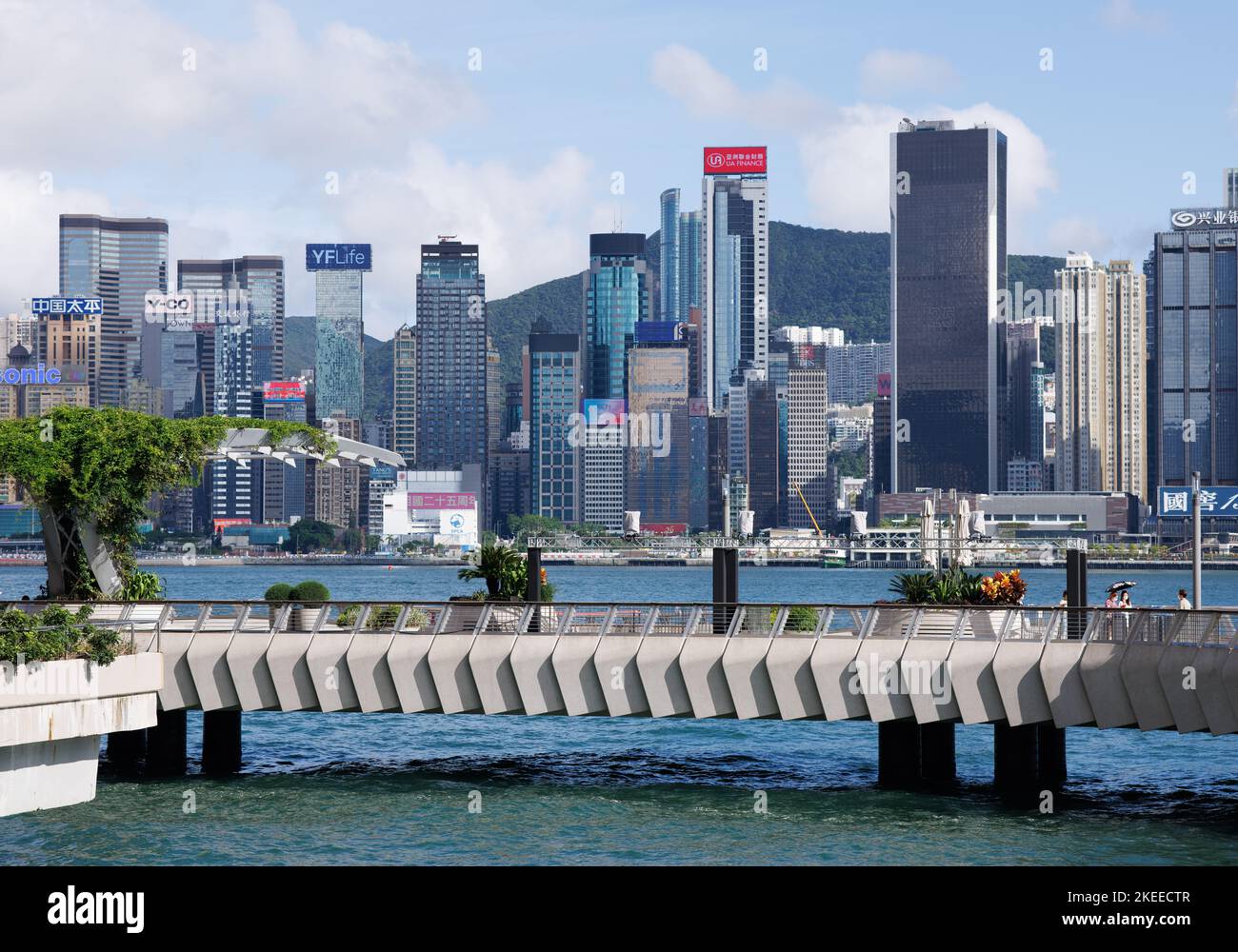 Le Victoria Dockside à l'île de Hong Kong avec des bâtiments modernes en arrière-plan Banque D'Images