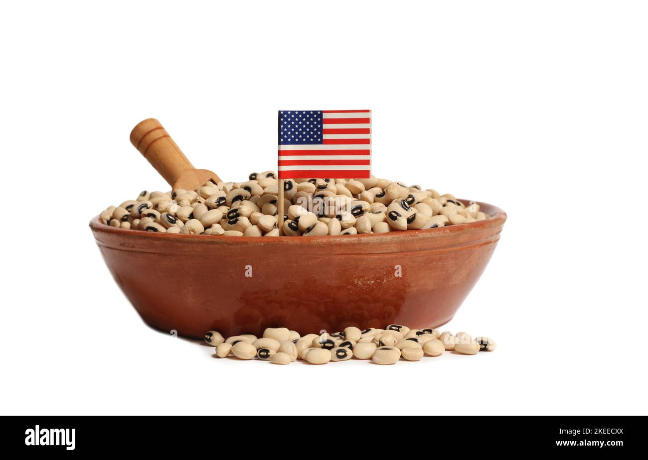 Pois noirs non cuits dans un bol avec drapeau américain isolé sur blanc Banque D'Images