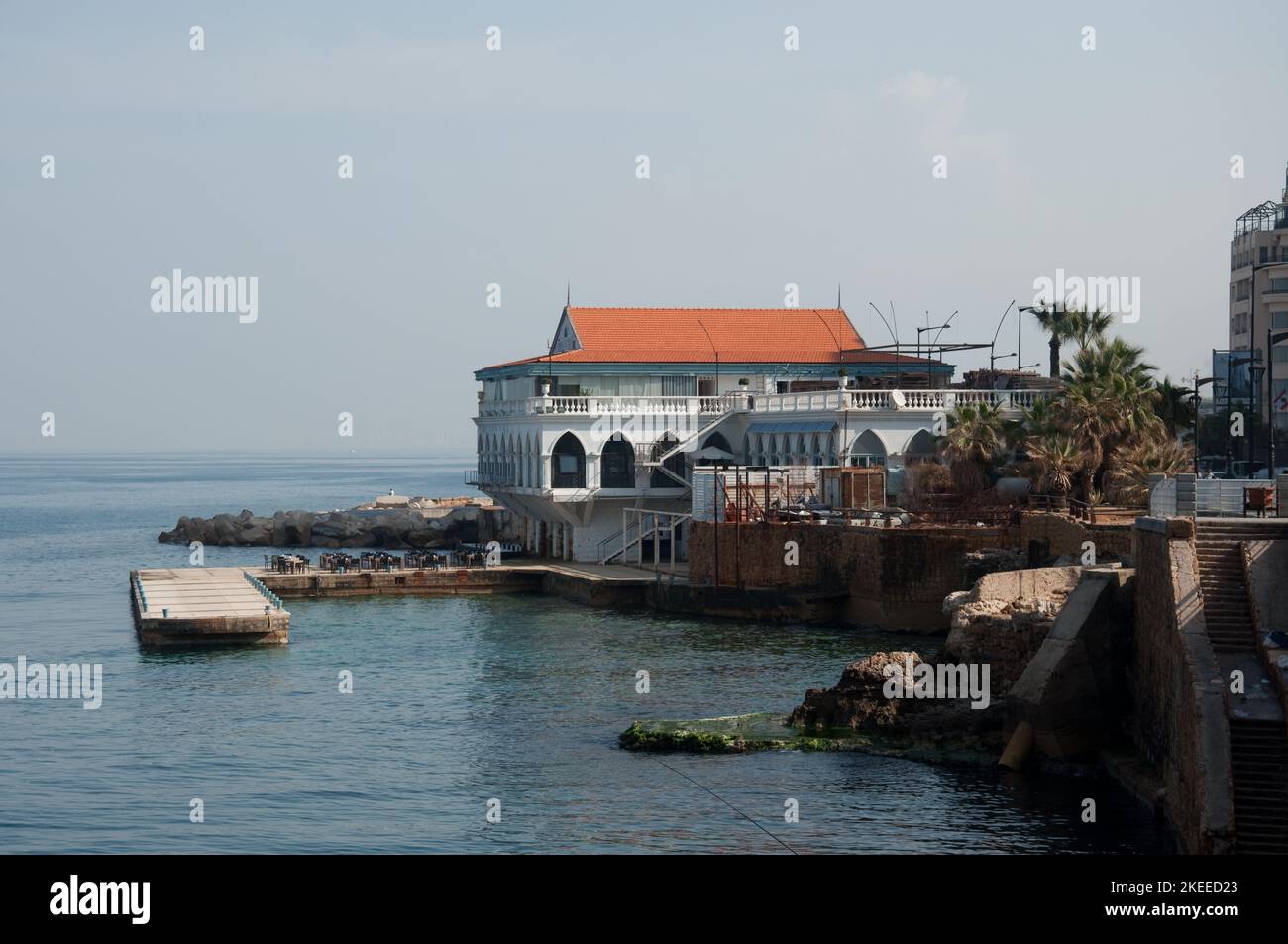 Restaurants au bout de la Corniche, Beyrouth, Liban, Moyen-Orient. La Corniche est un endroit préféré avec les Libanais pour se promener à tout moment o Banque D'Images