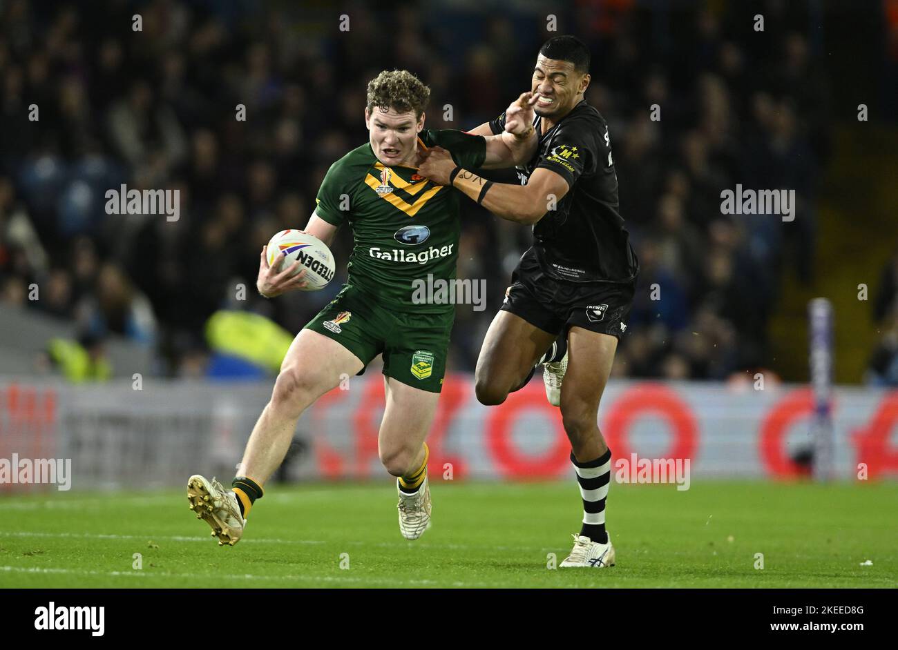 Leeds, Royaume-Uni. 11th novembre 2022. Coupe du monde de rugby 2021. Australie V Nouvelle-Zélande. Chemin Elland. Leeds. Liam Martin (Australie) est affronté par Ronaldo Mulitalo (Nouvelle-Zélande) lors du match de demi-finale de la coupe du monde de rugby en Australie V Nouvelle-Zélande. Credit: Sport en images/Alamy Live News Banque D'Images