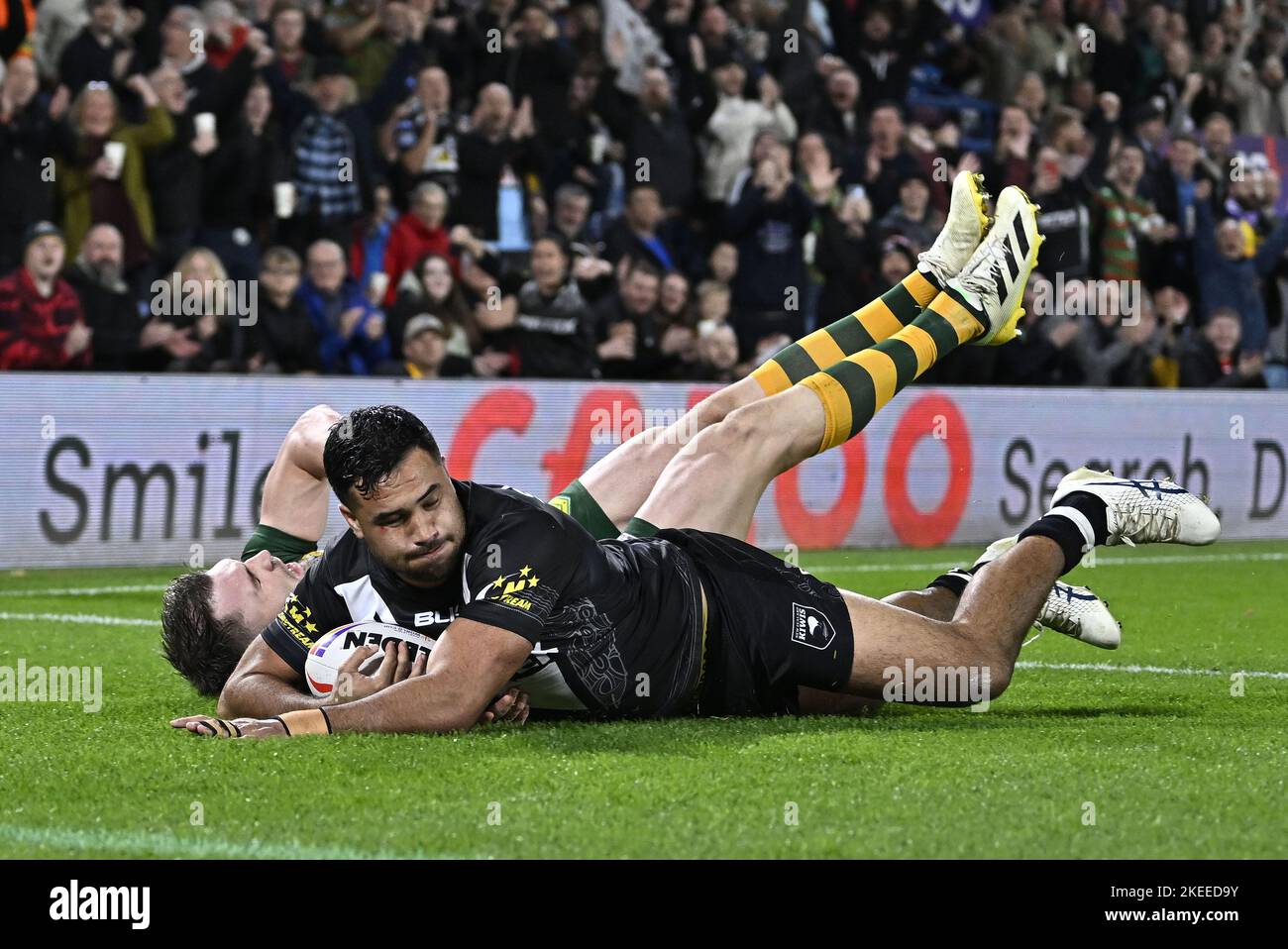 Leeds, Royaume-Uni. 11th novembre 2022. Coupe du monde de rugby 2021. Australie V Nouvelle-Zélande. Chemin Elland. Leeds. Cet ESSAI a été décevant. PETA Hiku (Nouvelle-Zélande) glisse dans le monde tandis qu'Angus Crichton (Australie) tente de s'attaquer à lui lors du match de demi-finale de la coupe du monde de rugby en Australie V Nouvelle-Zélande. Credit: Sport en images/Alamy Live News Banque D'Images