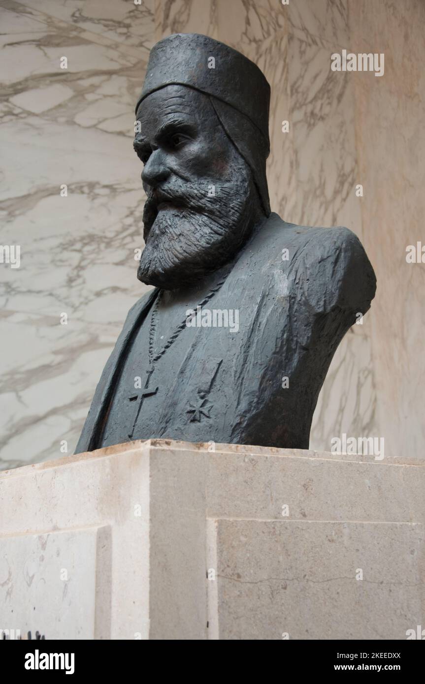 Buste devant la cathédrale Saint-Georges Maronite, Beyrouth, Liban, Moyen-Orient Banque D'Images