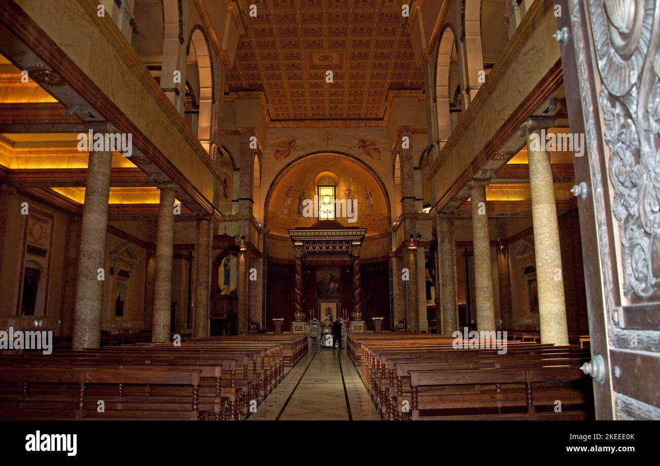 Autel et allée principale, Cathédrale Maronite Saint-Georges, Beyrouth, Liban, Moyen-Orient. Église très décorée. Banque D'Images