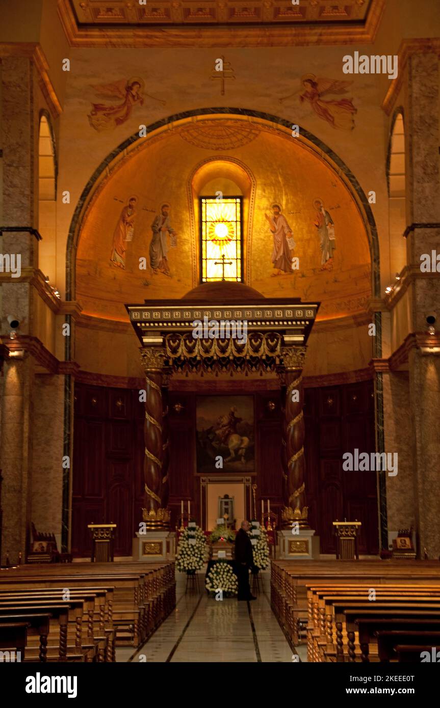 Autel et allée principale, Cathédrale Maronite Saint-Georges, Beyrouth, Liban, Moyen-Orient. Église très décorée. Banque D'Images