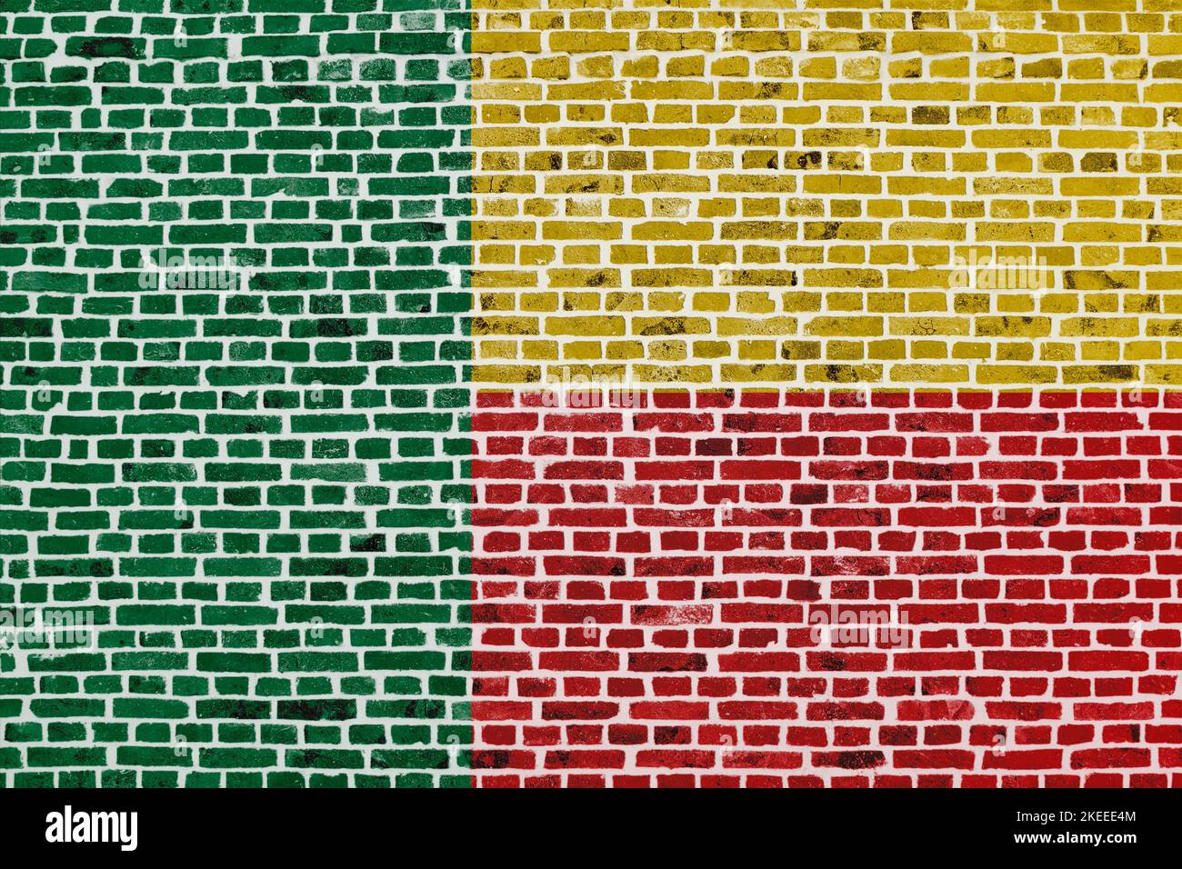 Gros plan sur un mur de briques avec le drapeau du Bénin peint dessus. Banque D'Images