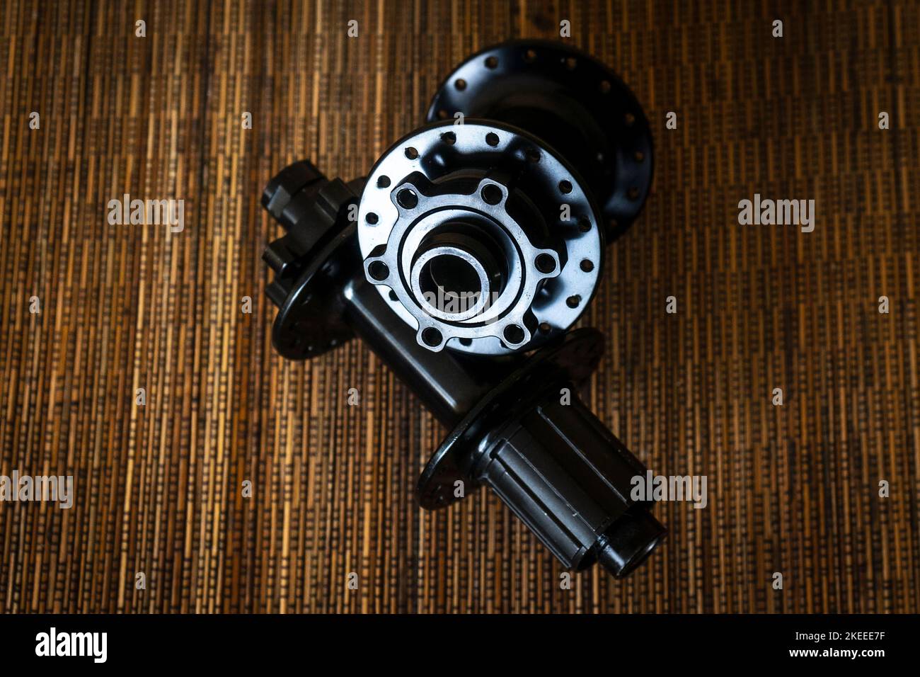 Moyeu avant et moyeu arrière de vélo sur fond en bois Banque D'Images