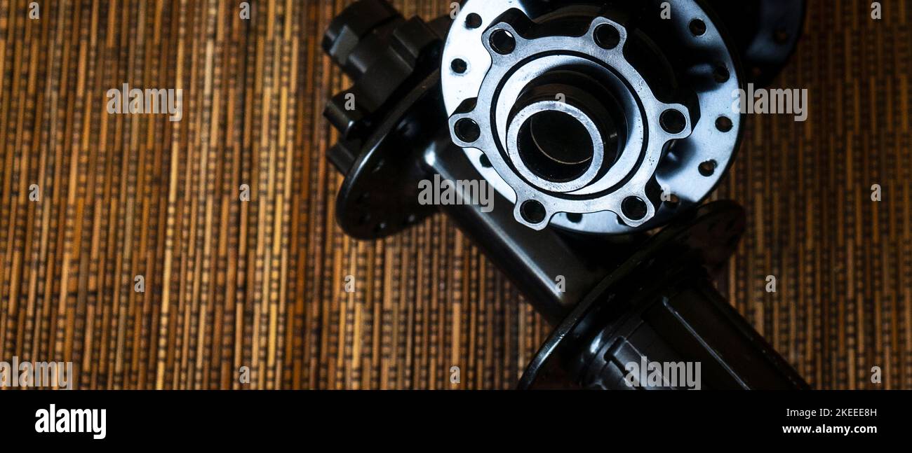 Moyeu avant et moyeu arrière de vélo sur fond en bois Banque D'Images