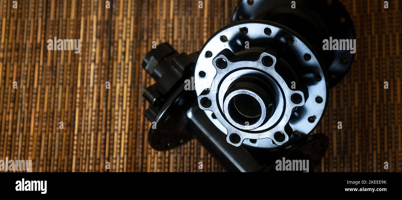 Moyeu avant et moyeu arrière de vélo sur fond en bois Banque D'Images