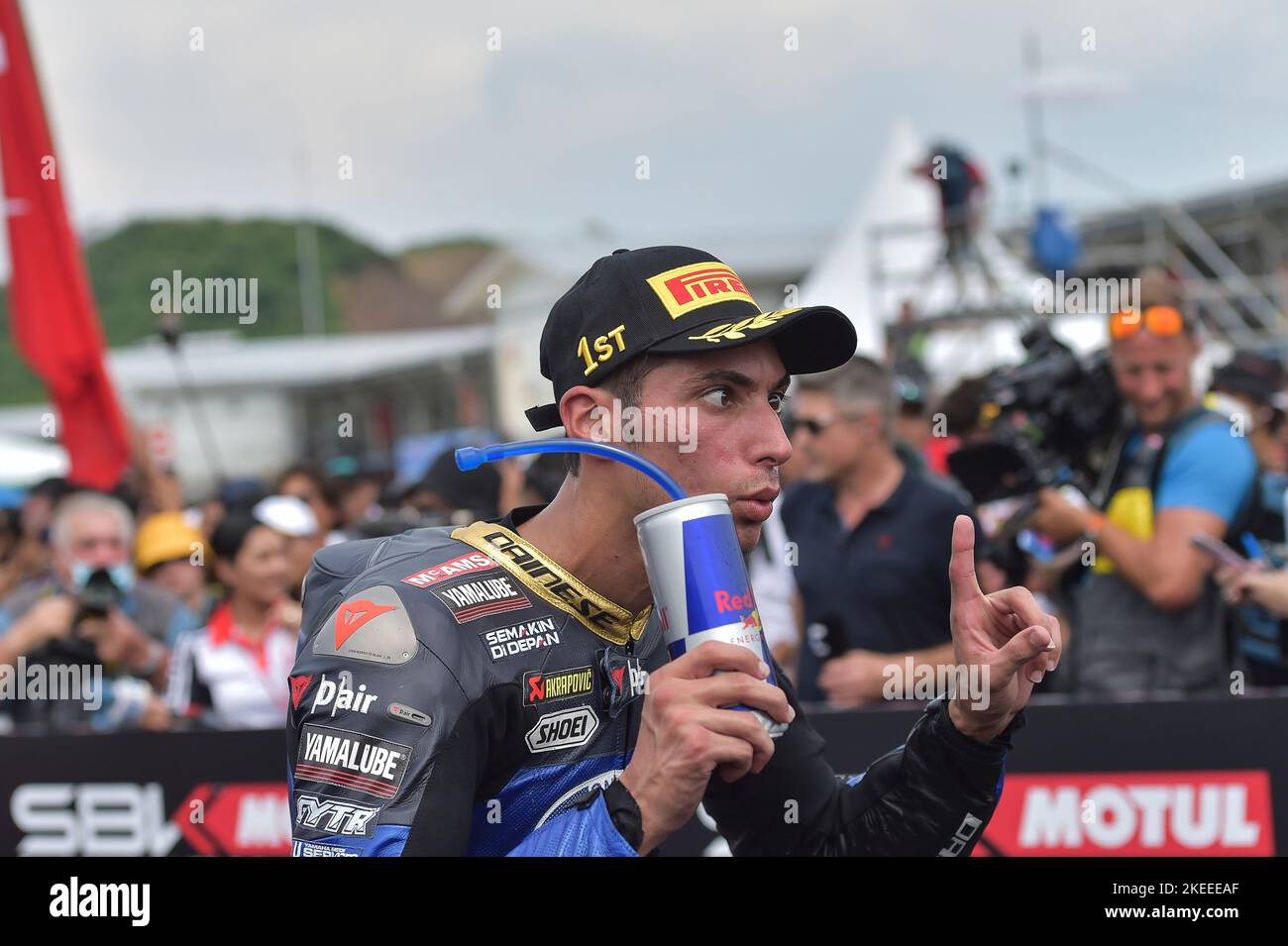 Mandalika. 12th novembre 2022. Toprak Razgatlioglu de Pata Yamaha avec BRIXX WorldSBK gestes de l'équipe après la course 1 de WorldSBK 2022 Pirelli Indonesian Round au circuit de Mandalika, Mandalika de la province de Nusa Tenggara Ouest en Indonésie le 12 novembre 2022. Credit: Veri Sanovri/Xinhua/Alay Live News Banque D'Images