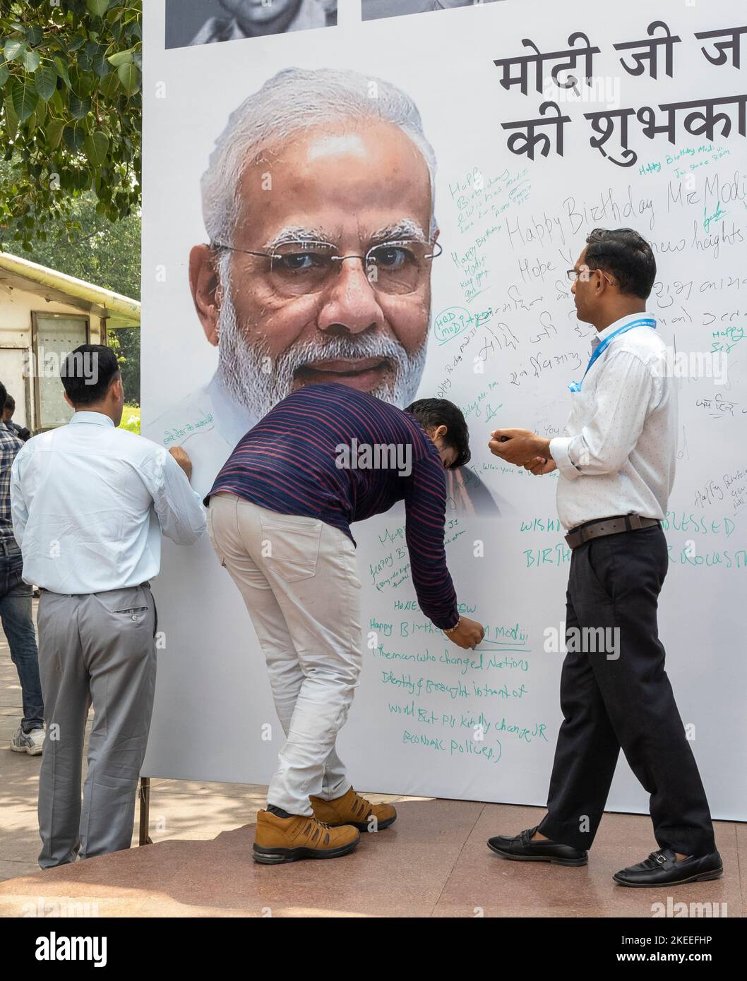 NEW DELHI - SEP 17 : affiches avec salutations à Narendra Damodadas Modi Premier ministre de l'Inde lors de la célébration de son anniversaire à New Delhi le sept Banque D'Images