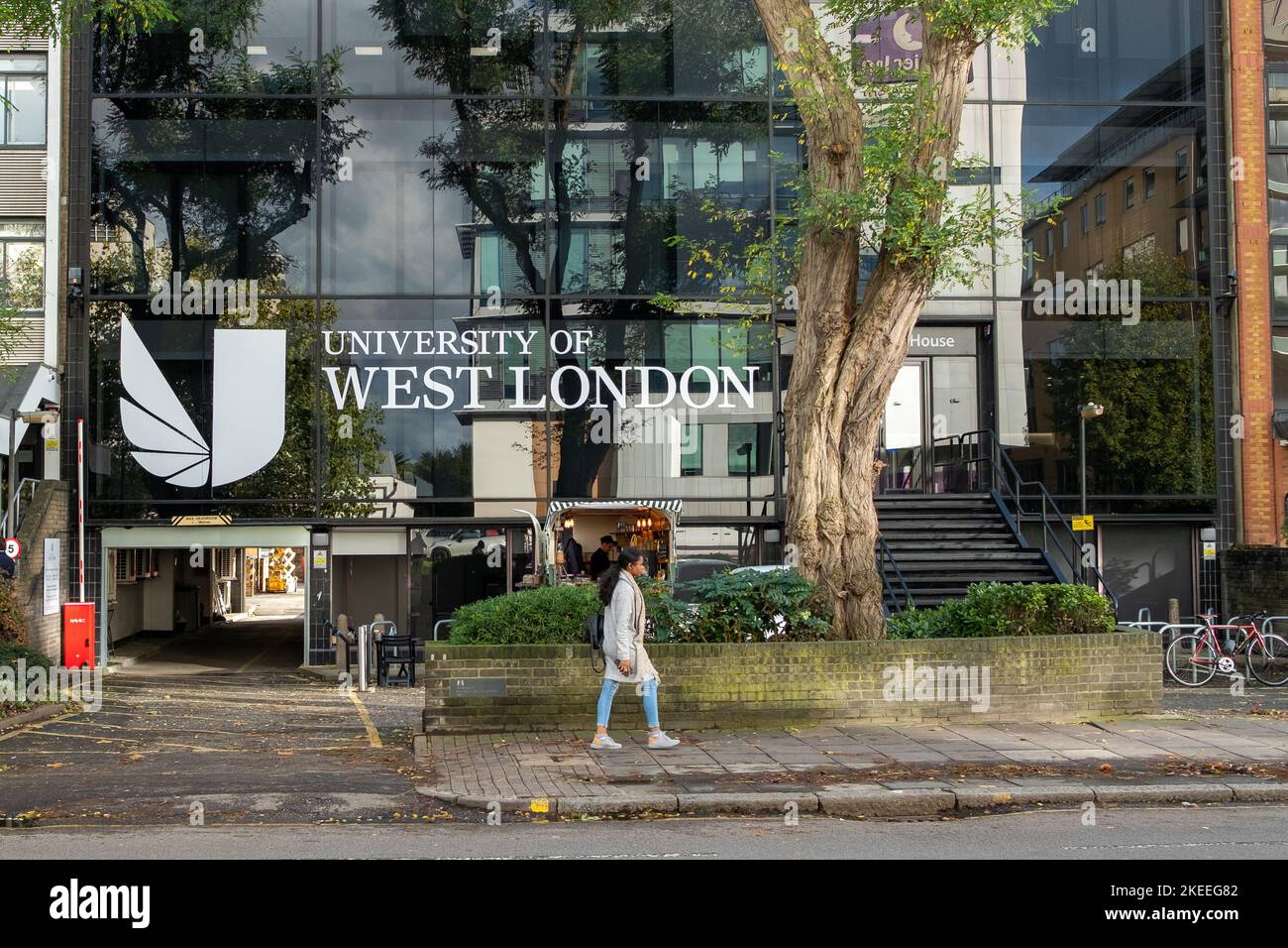 Londres - novembre 2022 : bâtiments du campus de l'Université de Londres Ouest sur Uxbridge Road Ealing Broadway Banque D'Images