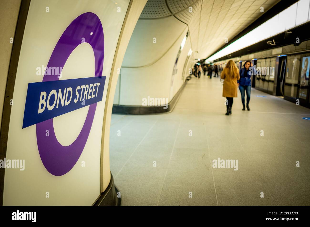 Londres - novembre 2022 : plate-forme Elizabeth Line de la gare de Bond Street et signalisation intérieure Banque D'Images