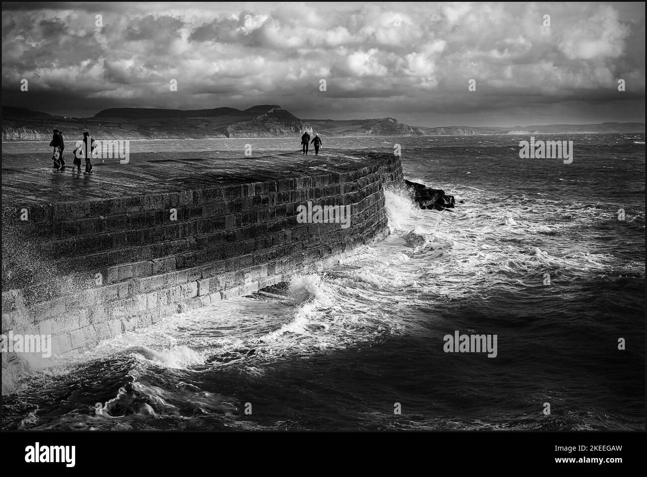 L'épi, Lyme Regis, pris en vacances en 2013 comme un orage a explosé. Banque D'Images