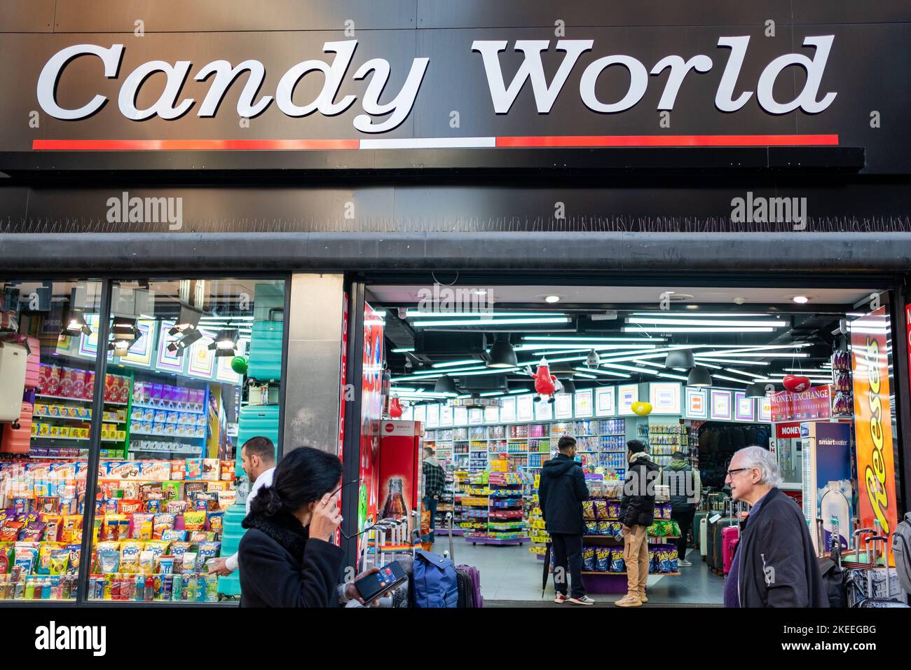 Londres- novembre 2022: Candy World sur Oxford Street, l'un des nombreux magasins vendant des bonbons et d'autres confiseries. Banque D'Images