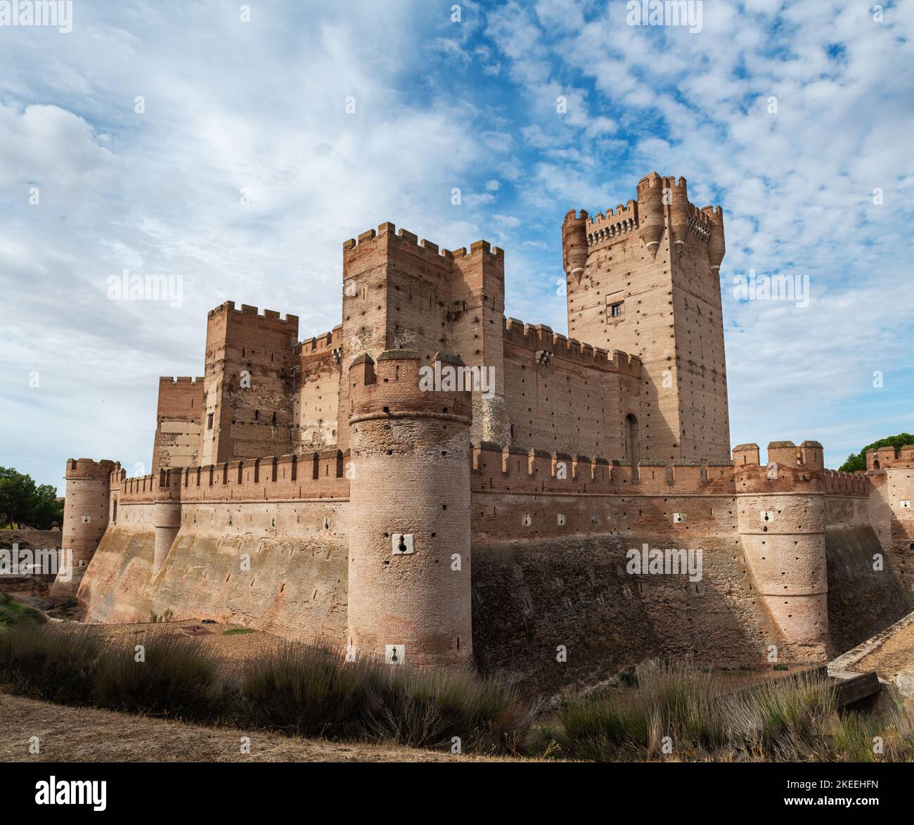 MEDINA DEL CAMPO, ESPAGNE - 16 OCTOBRE 2022 : vue panoramique du célèbre château Castillo de la Mota à Medina del Campo, Valladolid. Cette reconstruction Banque D'Images