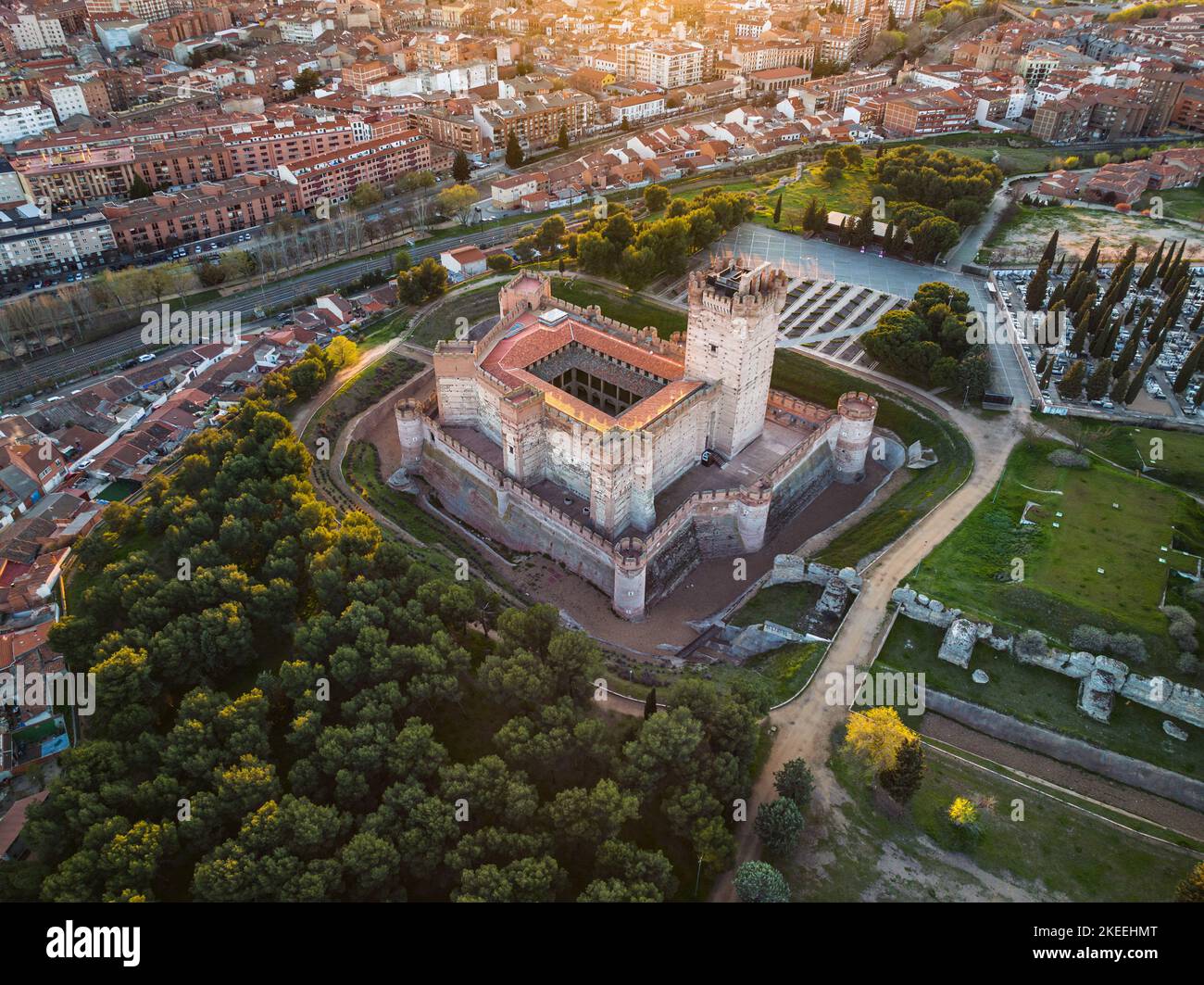 MEDINA DEL CAMPO, ESPAGNE - APRILL 2, 2022: Vue aérienne du célèbre château Castillo de la Mota à Medina del Campo, Valladolid. Ce médicament reconstruit Banque D'Images MEDINA DEL CAMPO, ESPAGNE - APRILL 2, 2022: Vue aérienne du célèbre château Castillo de la Mota à Medina del Campo, Valladolid. Ce médicament reconstruit Banque D'Images