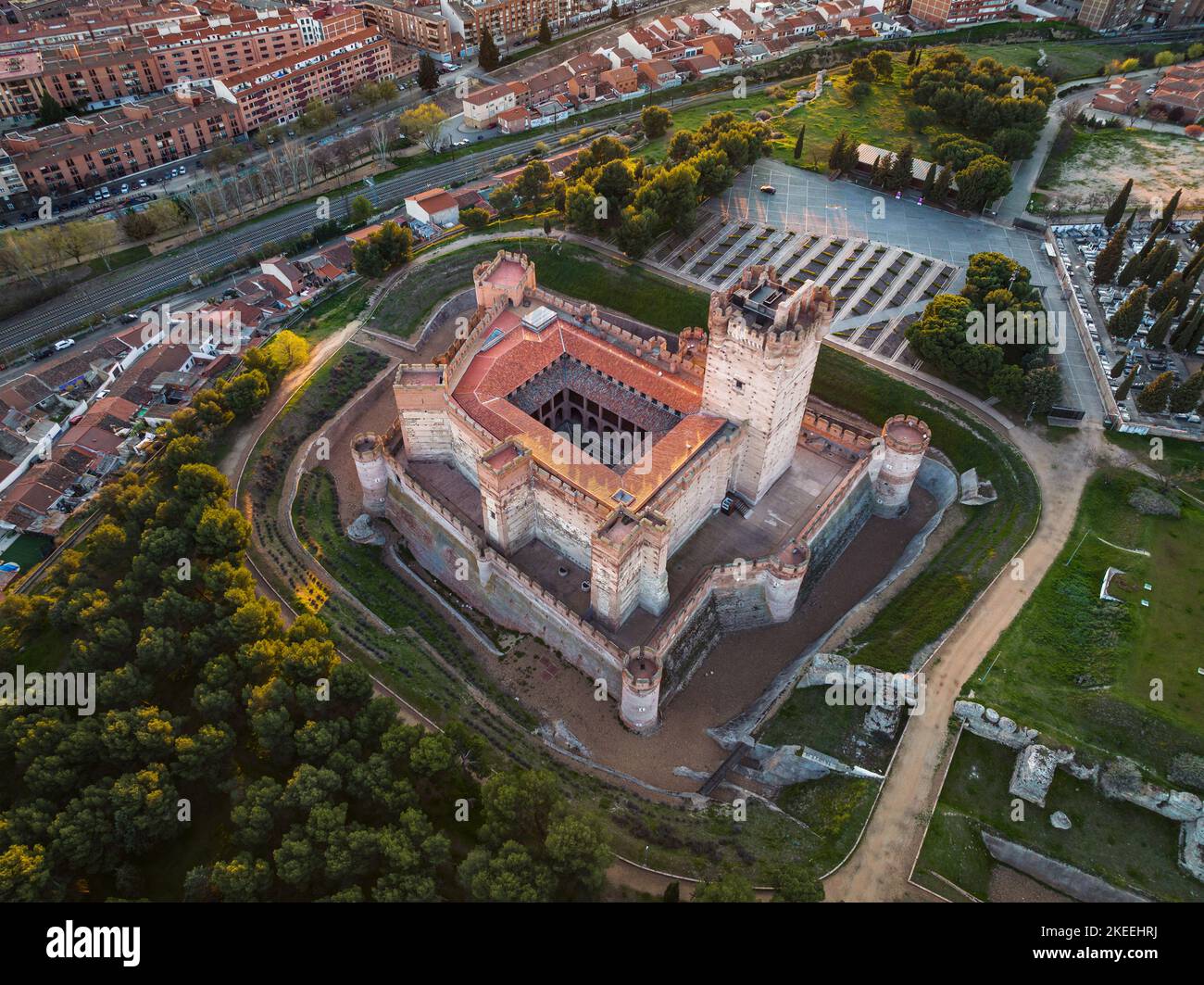 MEDINA DEL CAMPO, ESPAGNE - APRILL 2, 2022: Vue aérienne du célèbre château Castillo de la Mota à Medina del Campo, Valladolid. Ce médicament reconstruit Banque D'Images MEDINA DEL CAMPO, ESPAGNE - APRILL 2, 2022: Vue aérienne du célèbre château Castillo de la Mota à Medina del Campo, Valladolid. Ce médicament reconstruit Banque D'Images