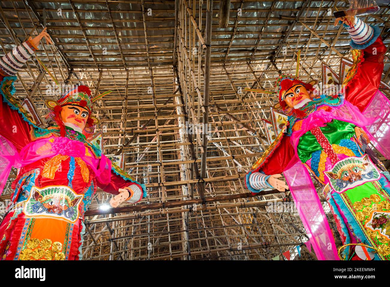 D'énormes effigies des divinités Green Dragon et White Tiger gardent la salle de cérémonie sur le site décennal du festival Da JIU, Kam Tin, Hong Kong, 2015 Banque D'Images