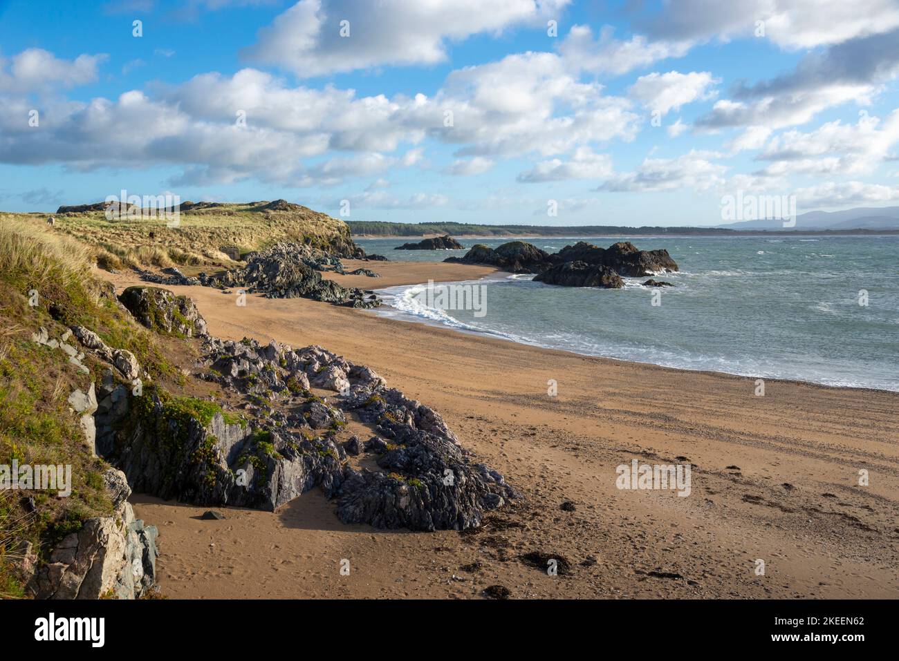 Plage de sable sur l'île de Llanddwyn, Anglesey. Vue de retour vers la plage de Newborough. Banque D'Images