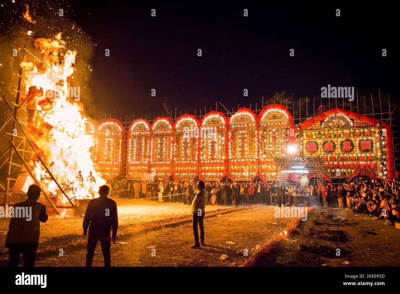 L'incendie de l'effigie du Roi fantôme lors de la cérémonie climatique du festival décennal de Da Jiu, Kam Tin, New Territories, Hong Kong, 2015 Banque D'Images