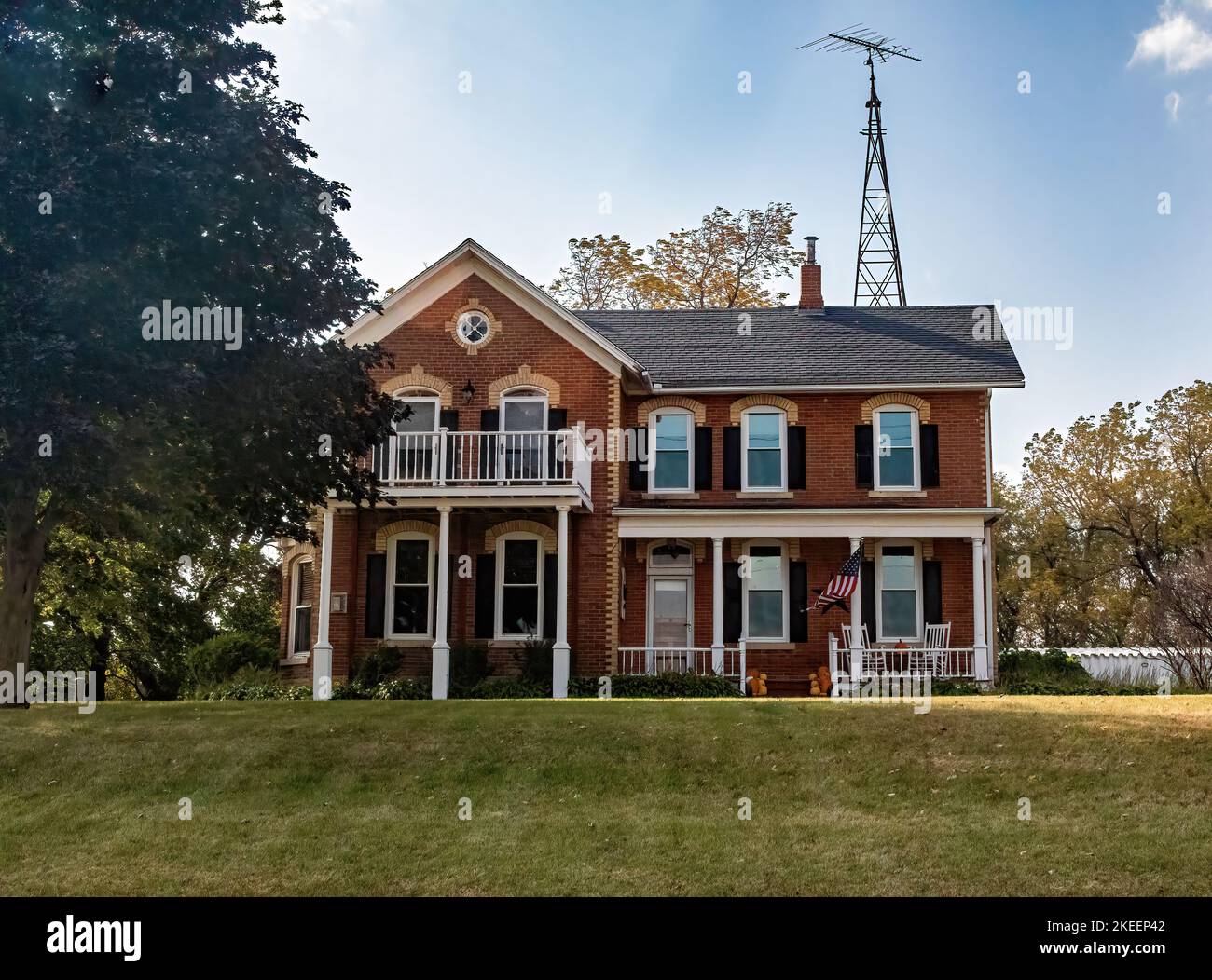 Belle maison en brique avec un joli balcon et une véranda à Plainview, Minnesota USA. Banque D'Images