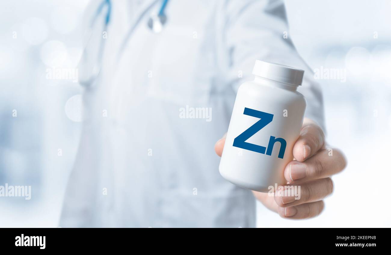 Zinc Zn, Zn suppléments pour la santé humaine. Le médecin recommande de prendre Zn. Le médecin donne de la vitamine zinc. Vitamines et minéraux essentiels pour les humains. Médecin h Banque D'Images
