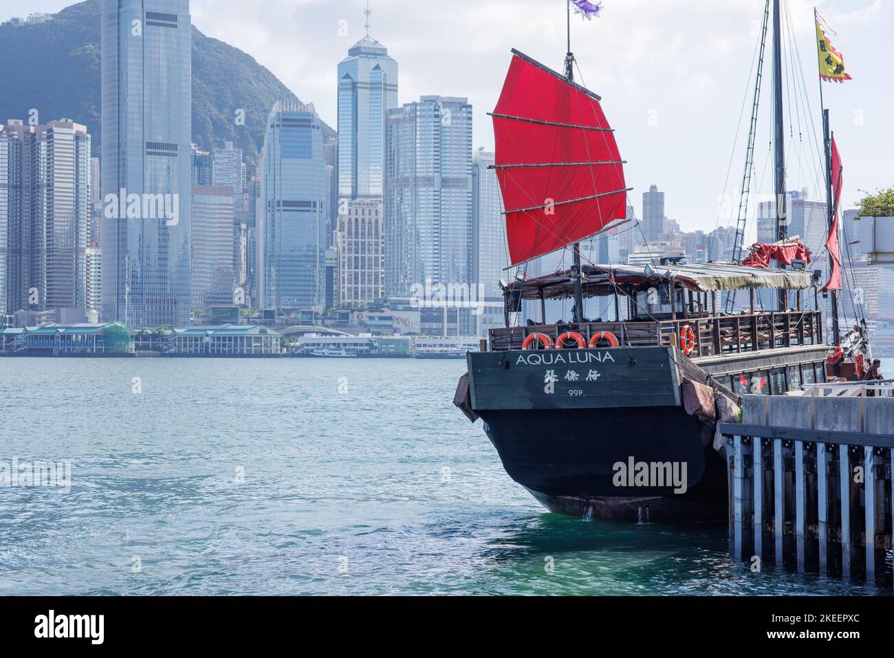Une traversée en bateau à risque Aqua Luna près du port Victoria sur l'île de Hong Kong Banque D'Images