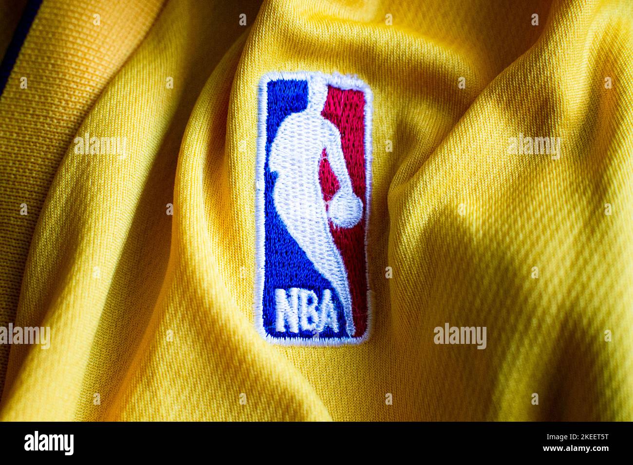 NBA 'National Basketball Association' logo de la ligue nationale professionnelle nord-américaine cousu sur le maillot de l'équipe Los Angeles Lakers. Banque D'Images