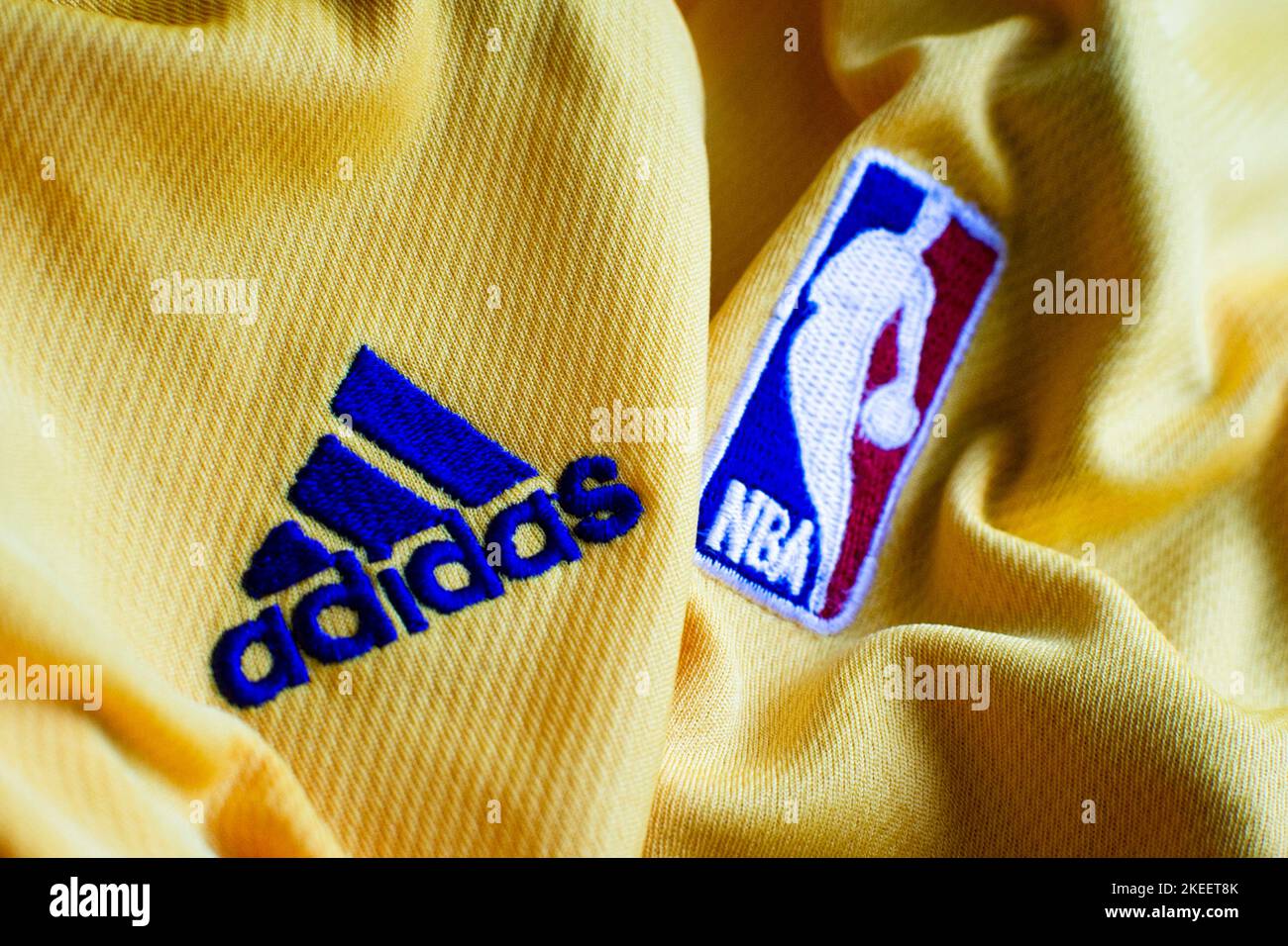 Logo NBA 'National Basketball Association' Ligue nationale professionnelle nord-américaine avec le logo Adidas cousu sur le maillot de l'équipe Los Angeles Lakers Banque D'Images