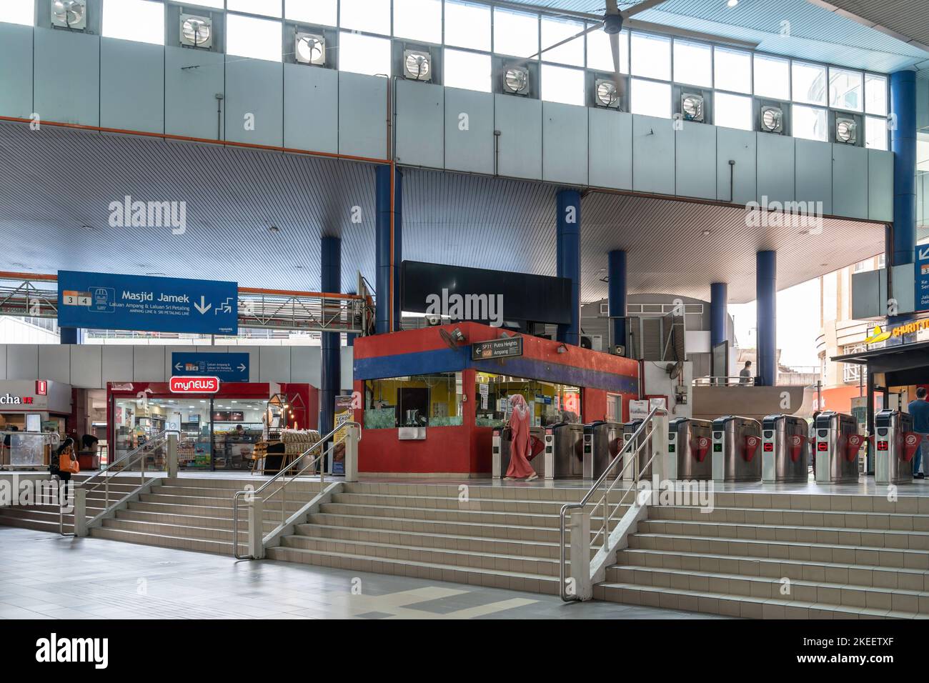 Kuala Lumpur, Malaisie -29 octobre,2022 : vue panoramique de la gare LRT Masjid Jamek, les gens peuvent explorer autour de lui. Banque D'Images