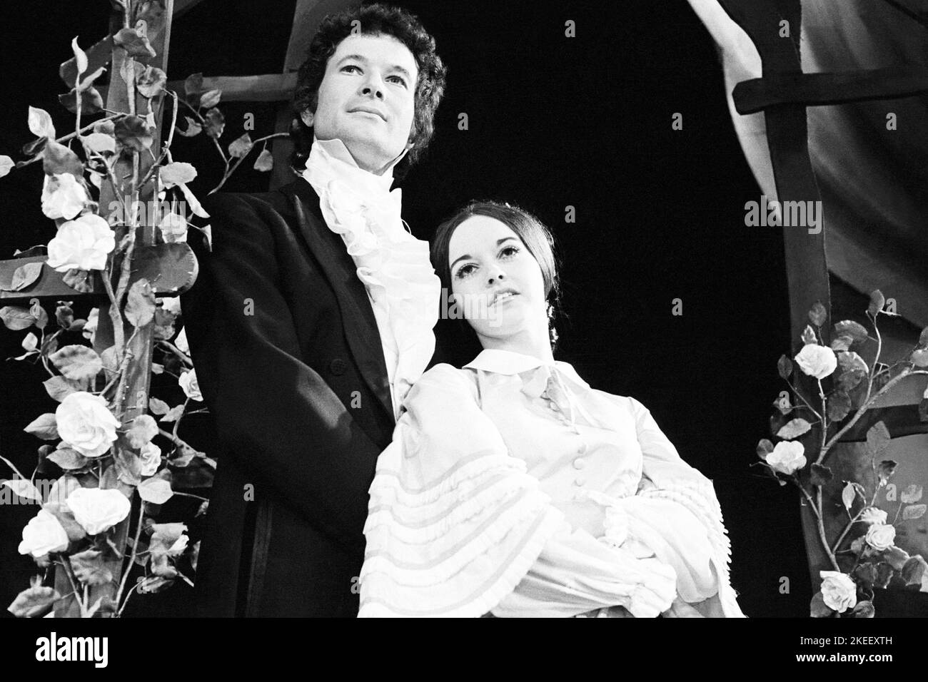John Watts (Arthur Gower), Gemma Craven (Rose Trelawny) à TRELAWNY à Sadler’s Wells, Londres EC1 27/06/1972 basé sur la pièce «Trelawny of the Wells» de Sir Arthur Wing Pinero Music & Lyrics: Julian Slide book: Aubrey Woods design: Alexander McPherson Lighting: Jeremy Golden chorégraphy: Bob Stevenson réalisateur: Val May Banque D'Images