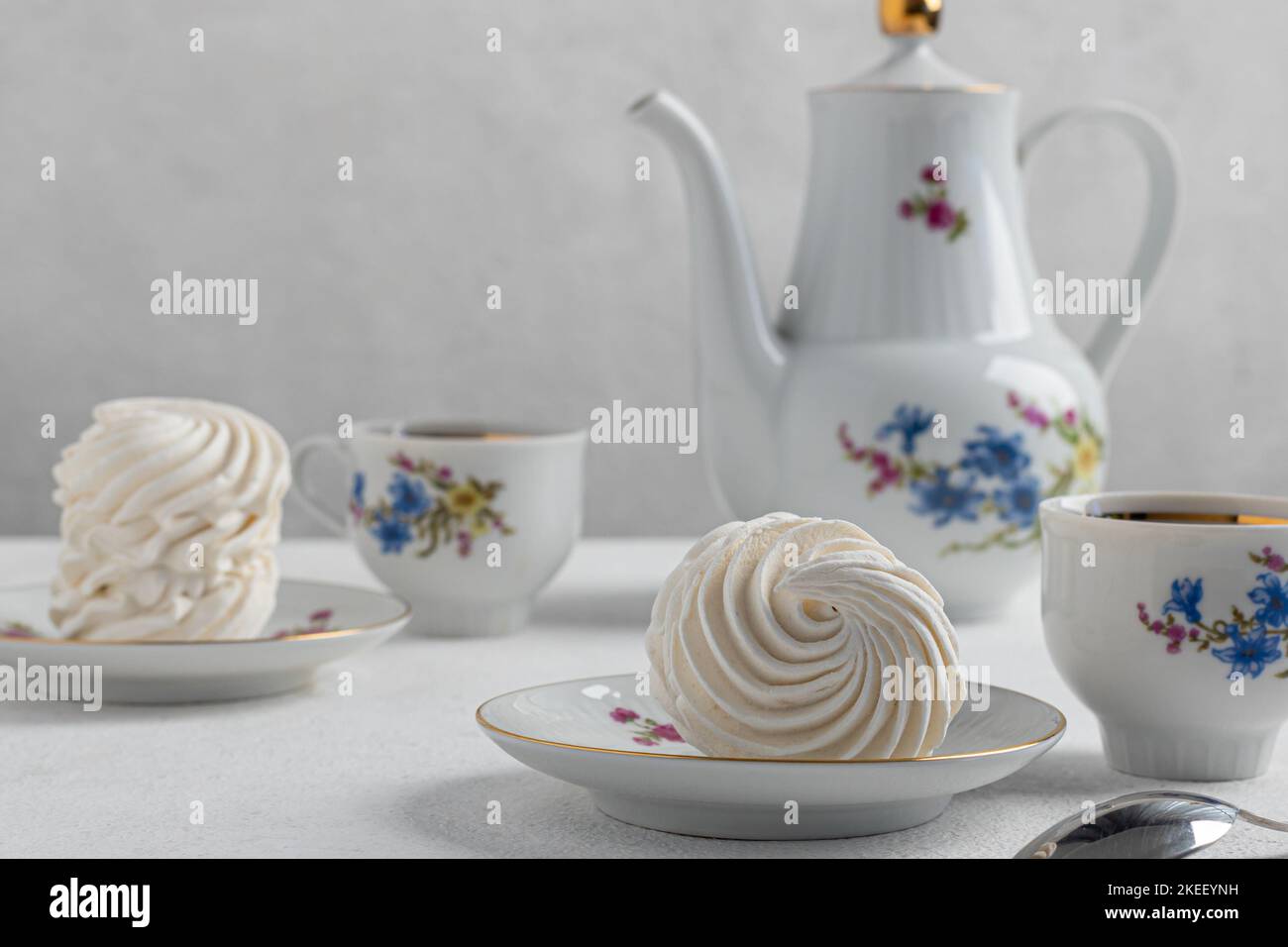 tea party avec un zephyr aéré et délicat sur fond clair. dessert maison, pâtisserie, chef pâtissier, vacances, anniversaire, confiserie, thé gourmet p Banque D'Images