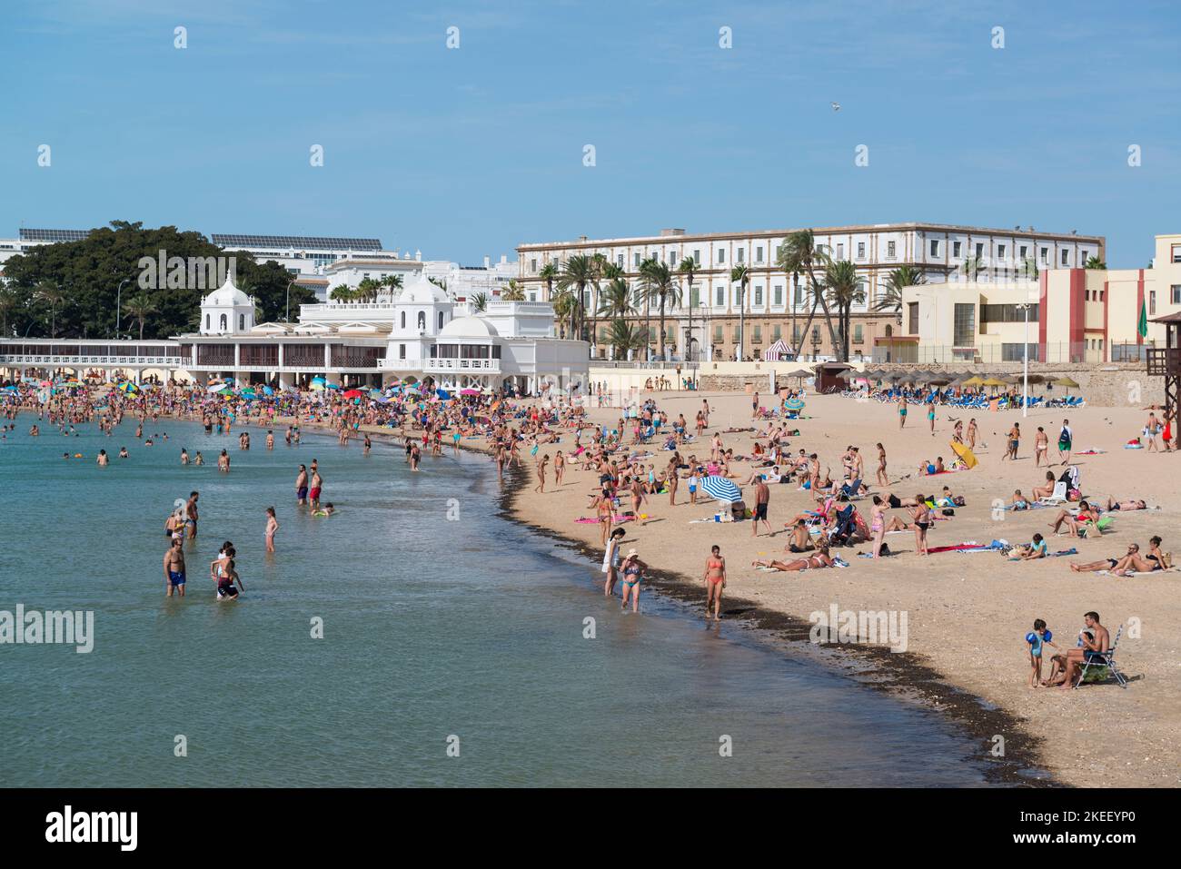 Bains de soleil à Playa de la Caleta près du Balneario de la Palma à Cadix, Andalousie, Espagne. Banque D'Images