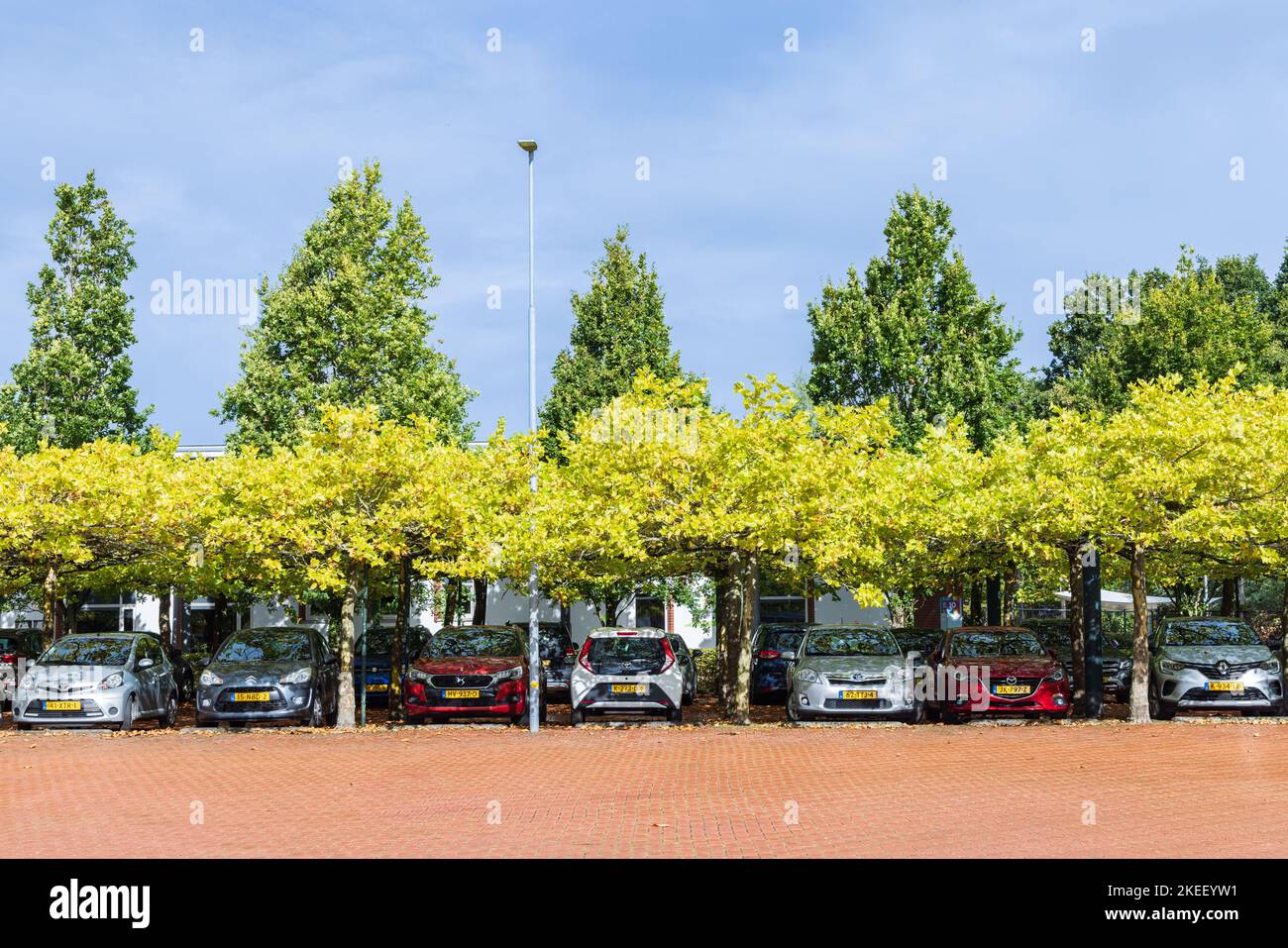 Zuidhorn, pays-Bas - 25 septembre 2022: Hôtel de ville et place de stationnement verte dans la municipalité de Zuidhorn province de Groningen aux pays-Bas Banque D'Images