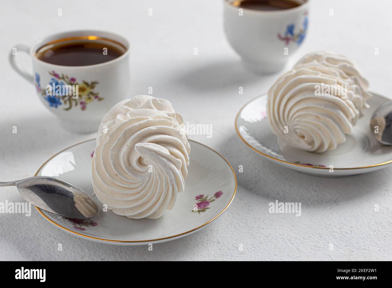 tea party avec un zephyr aéré et délicat sur fond clair. dessert maison, pâtisserie, chef pâtissier, vacances, anniversaire, confiserie, thé gourmet p Banque D'Images