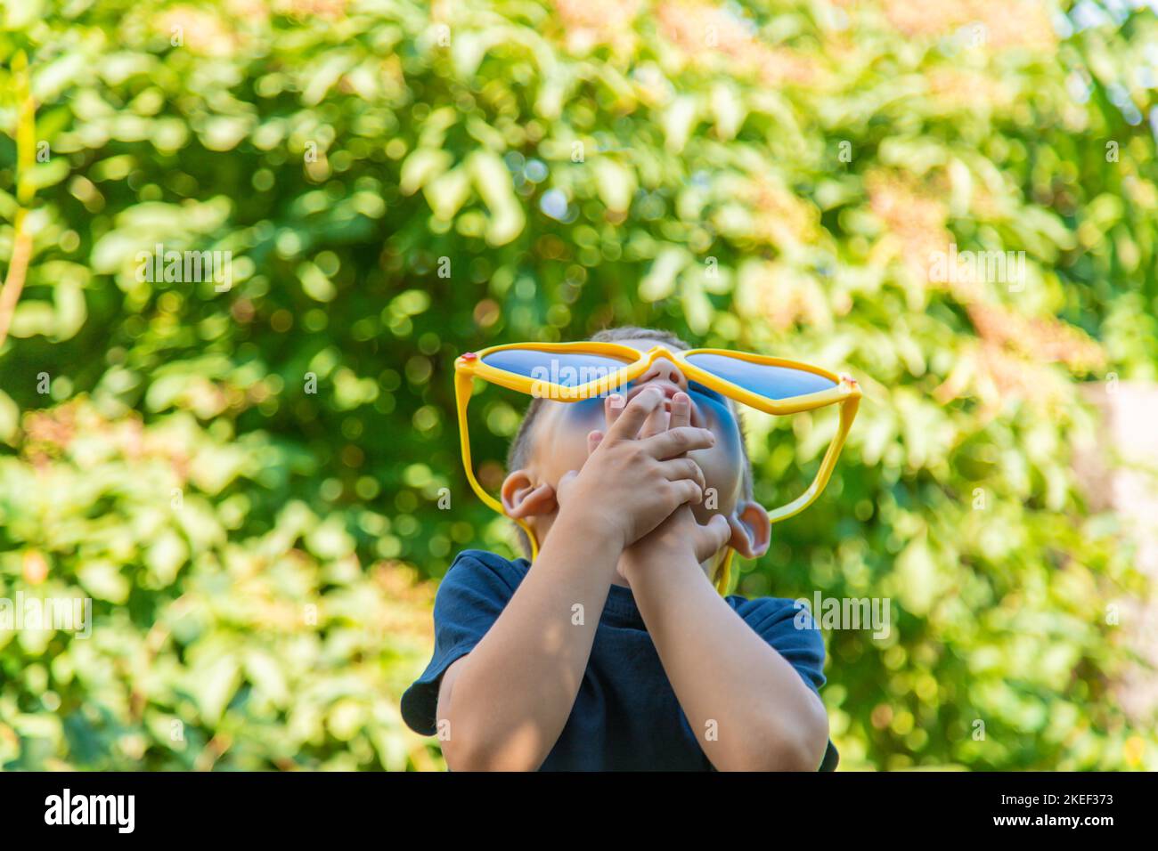 Les enfants aiment la nature dans les verres. Mise au point sélective. Nature. Banque D'Images