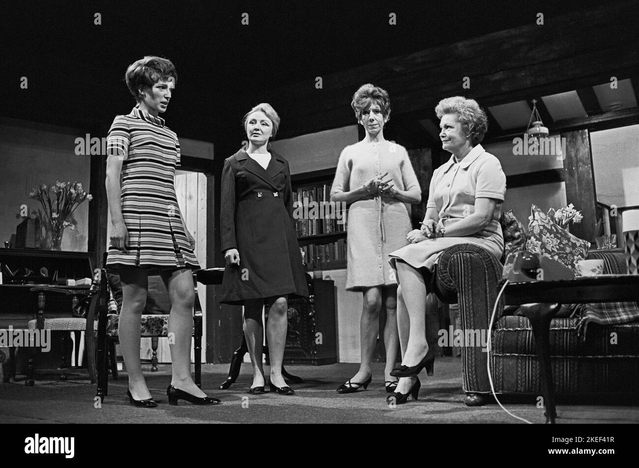 A droite : Joyce Heron (Mme Dale) à LA MAISON AVEC LES DALES au Ashcroft Theatre, Croydon, Angleterre 03/1970 une production Cameron Mackintosh Banque D'Images