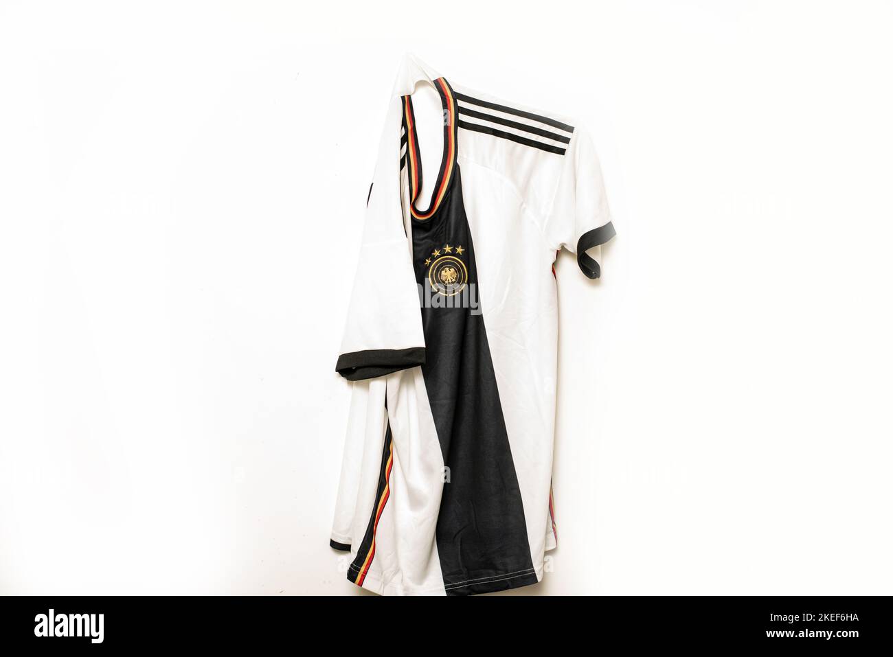 Maillot de football allemand isolé fond blanc Banque D'Images