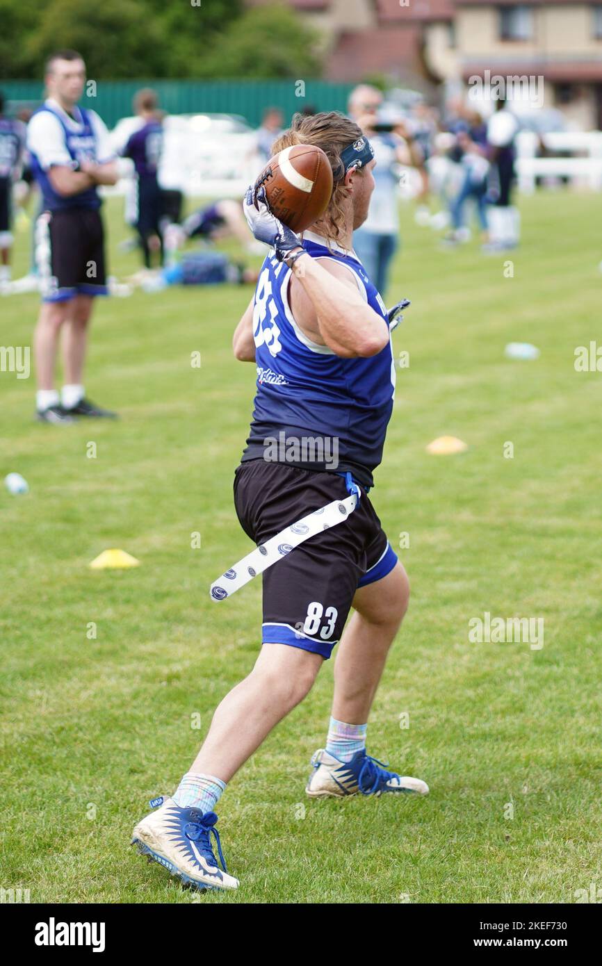 Drapeau des quarterbacks de football qui lancent la balle Banque D'Images