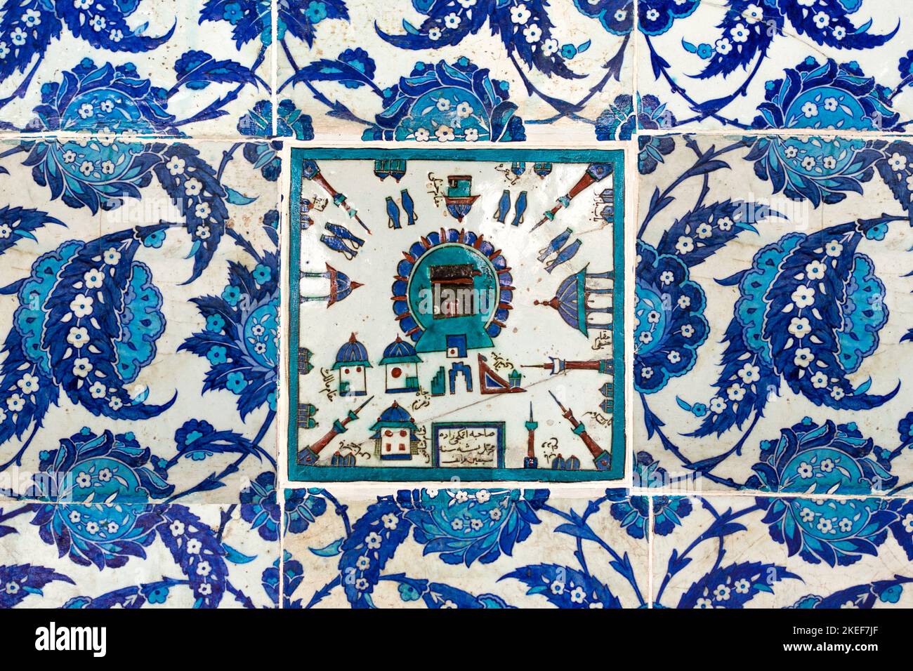 Vue détaillée de la Kaaba et du carrelage de la Mecque dans la mosquée Rustem Pasha, Istanbul. Banque D'Images
