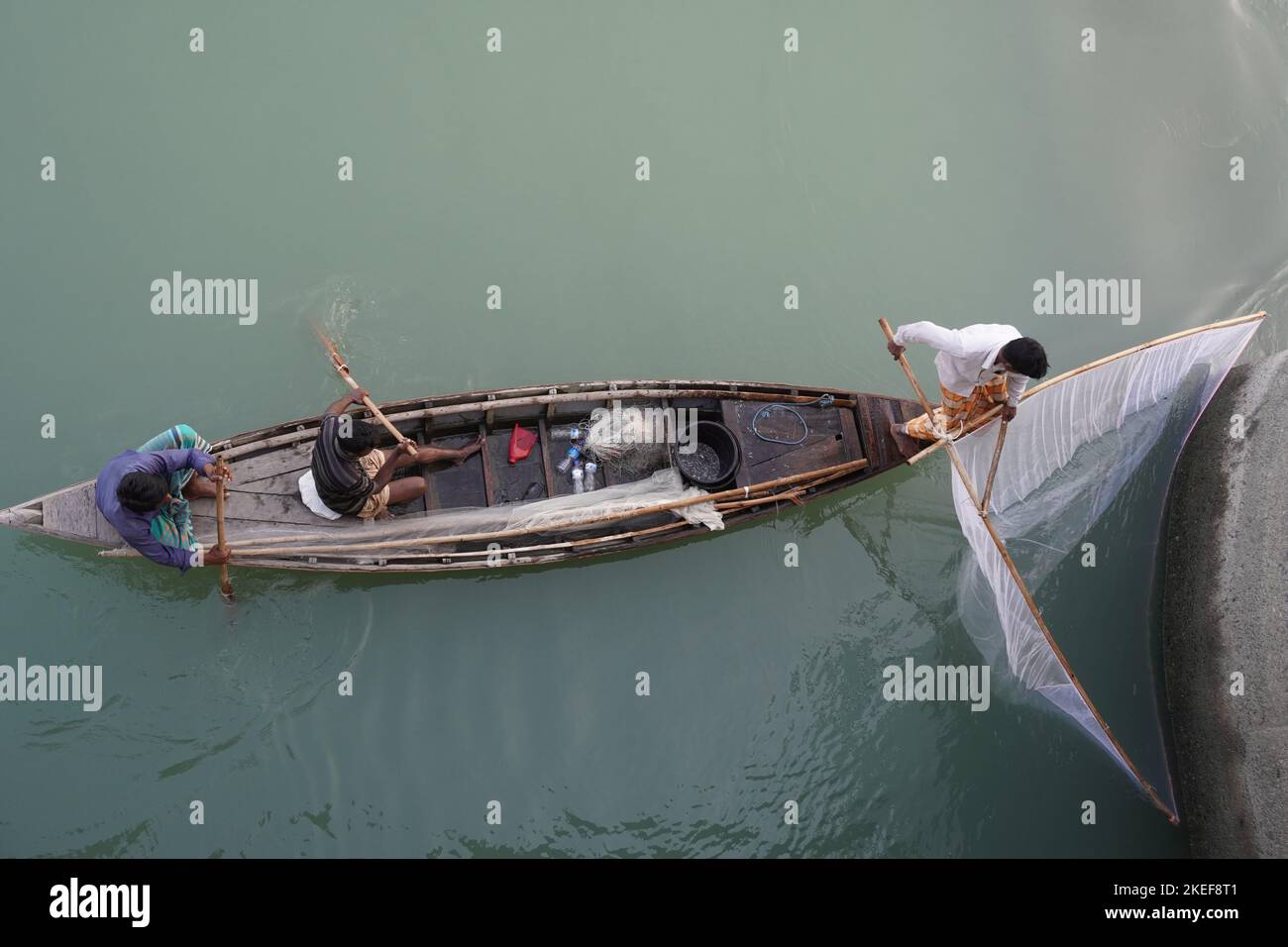 Pêche en bateau dans la rivière par filet Banque D'Images