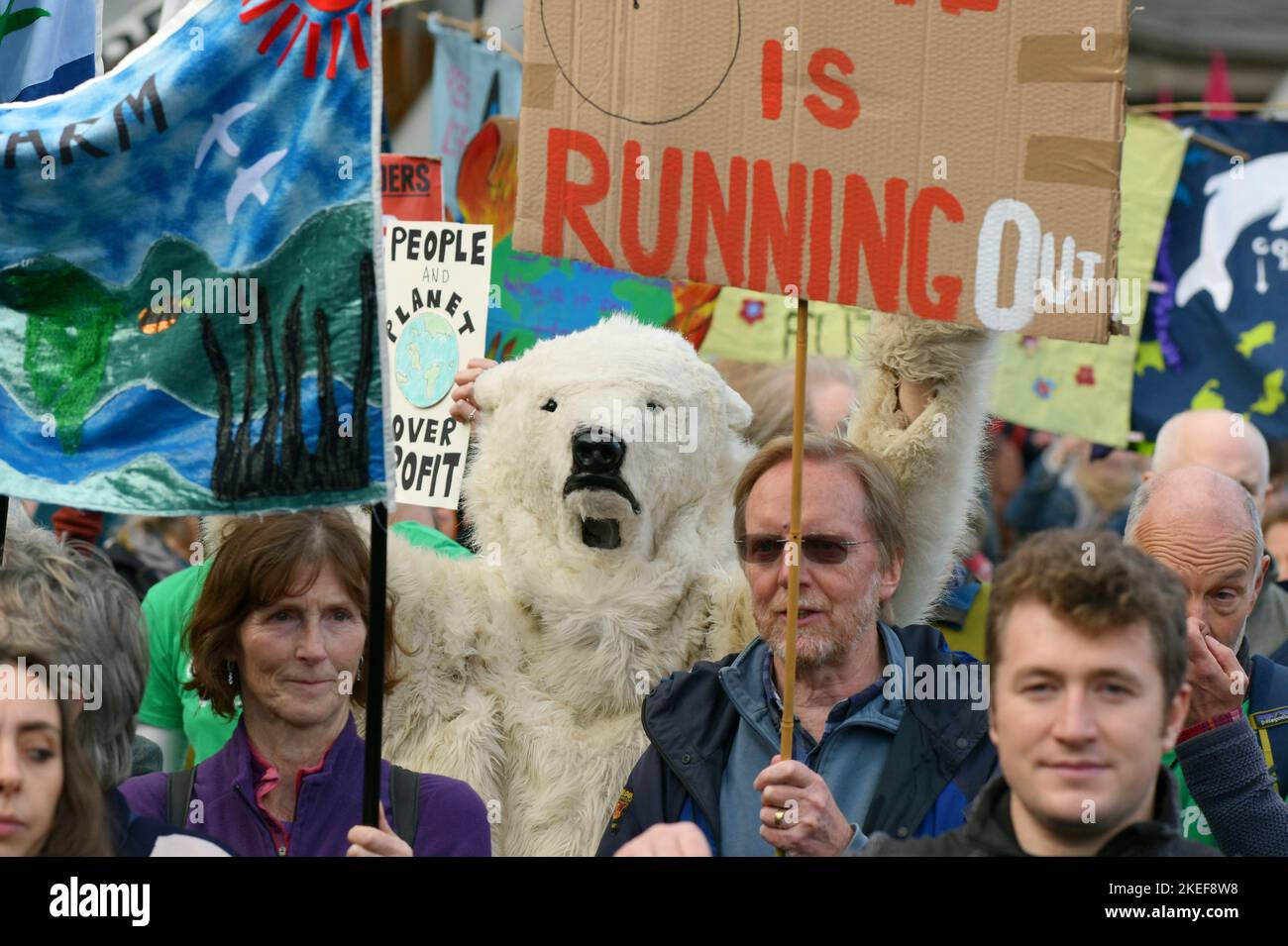 Edinburgh, Écosse, Royaume-Uni, 12 novembre 2022. Les activistes du climat se réunissent sur la place St Andrew et défileront sur le Parlement écossais dans le cadre d'une Journée mondiale d'action qui exige des actions pour prévenir les changements climatiques extrêmes. Credit sst/alay Live news Banque D'Images