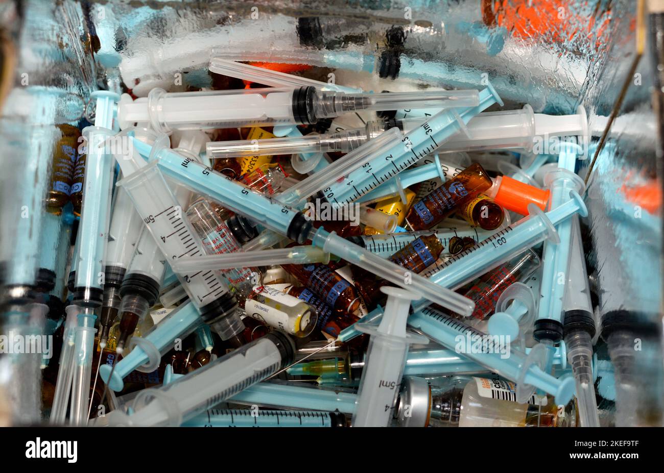 Le Caire, Egypte, 29 octobre 2022: Déchets médicaux d'aiguilles pointues, ampoules cassées, flacons en verre et bandelettes de glucose de sang contaminé avec du sang de l'insi Banque D'Images